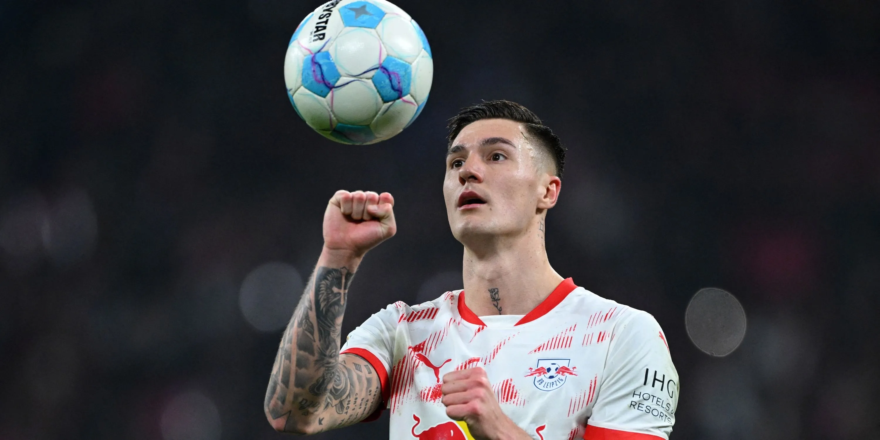Benjamin Sesko của RB Leipzig trước khi thực hiện quả phạt đền
