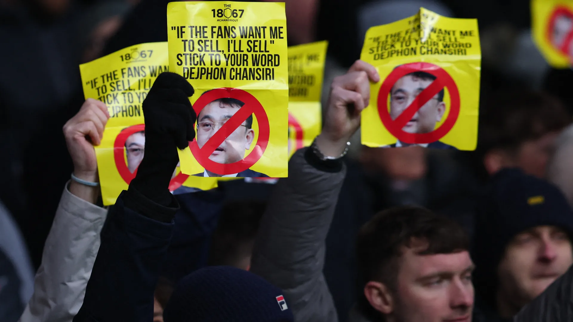 Biểu ngữ phản đối chủ tịch Chansiri của người hâm mộ Sheffield Wednesday