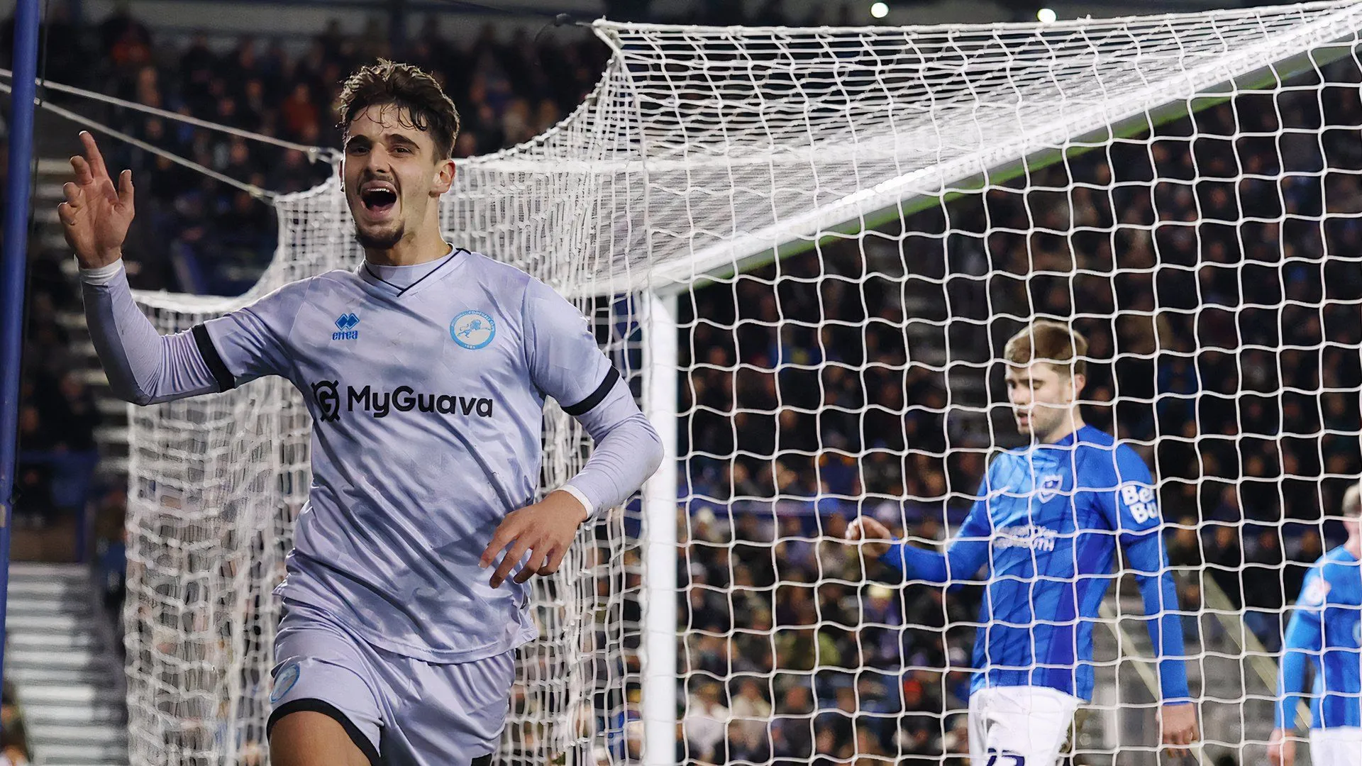 Mihailo Ivanovic trong trận đấu giữa Millwall và Portsmouth, thể hiện tiềm năng phát triển