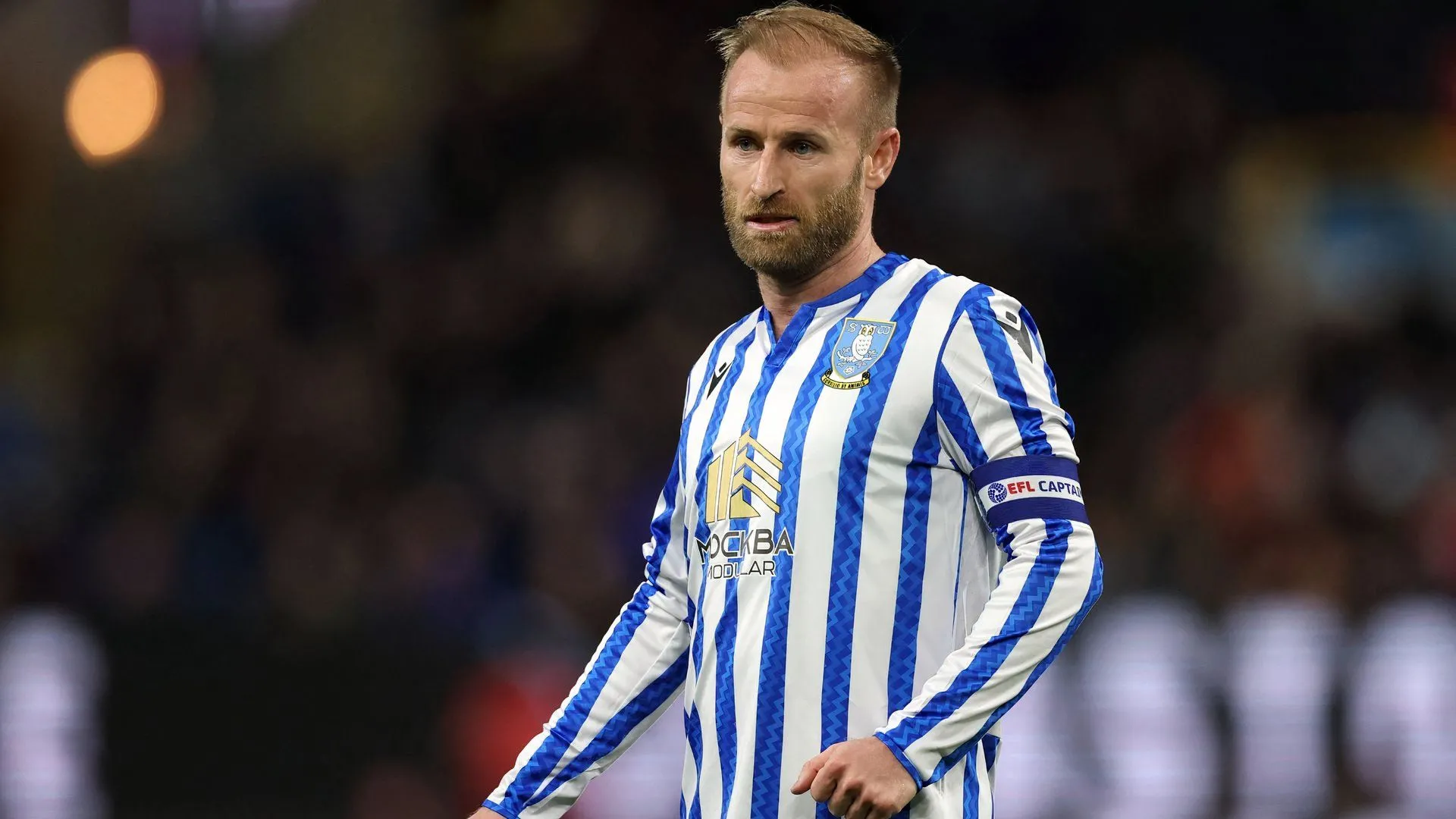 Tiền vệ Barry Bannan của Sheffield Wednesday trên sân