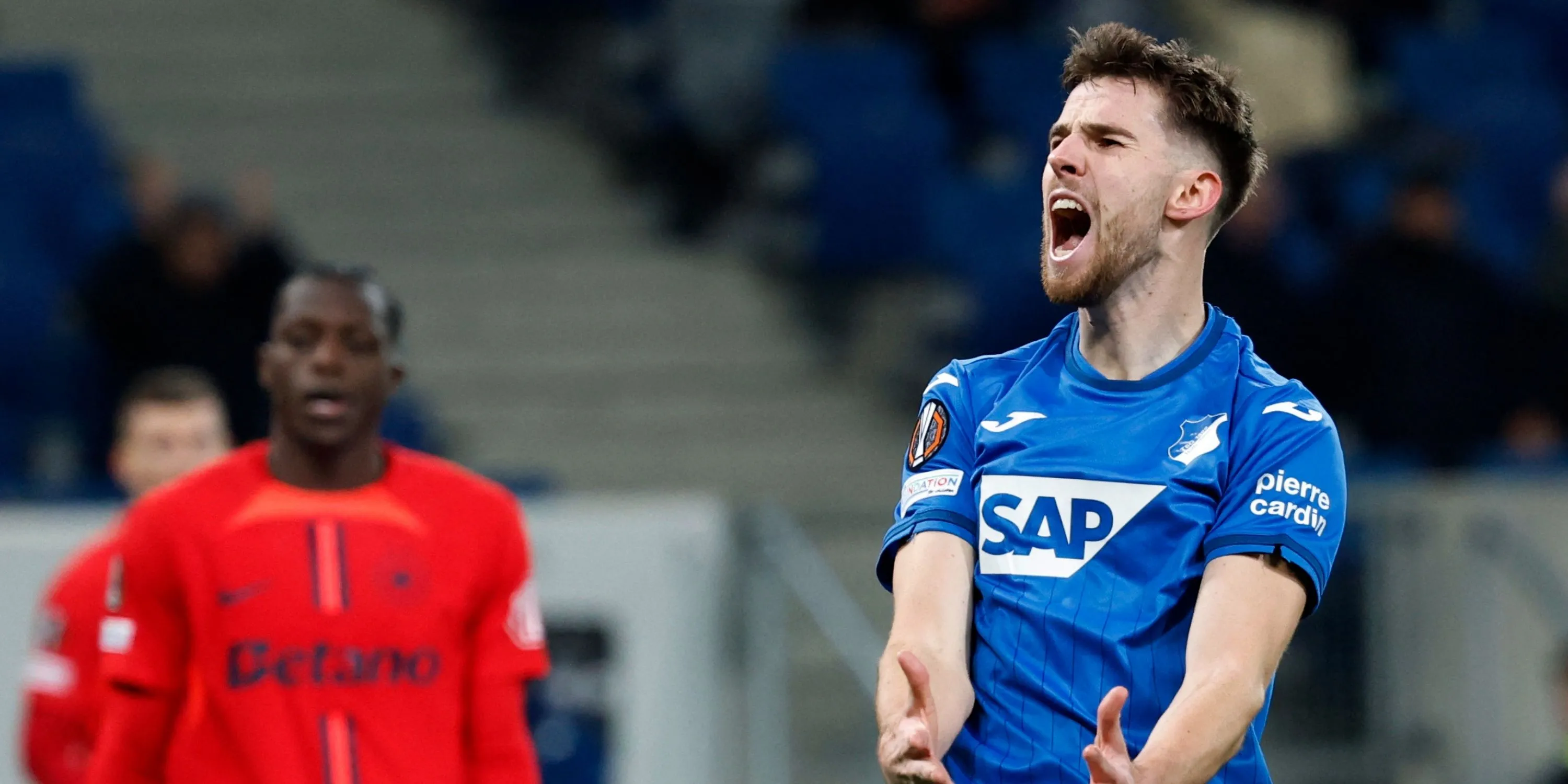 Anton Stach thi đấu ở khu vực giữa sân, cho thấy sự tương đồng về phong cách với Kalvin Phillips