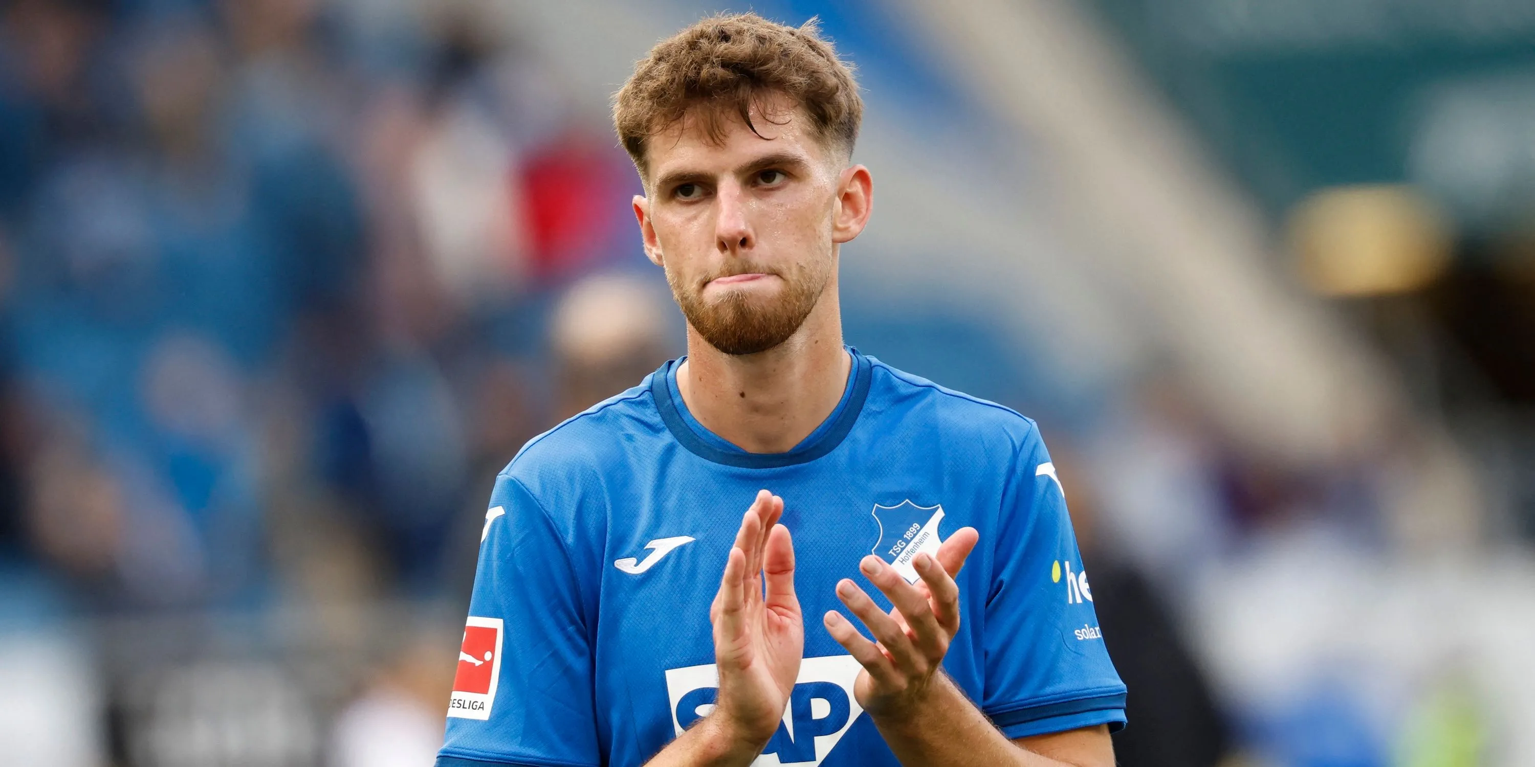 Anton Stach trong màu áo Hoffenheim, thể hiện tầm ảnh hưởng của mình tại Bundesliga trước khi được Leeds quan tâm
