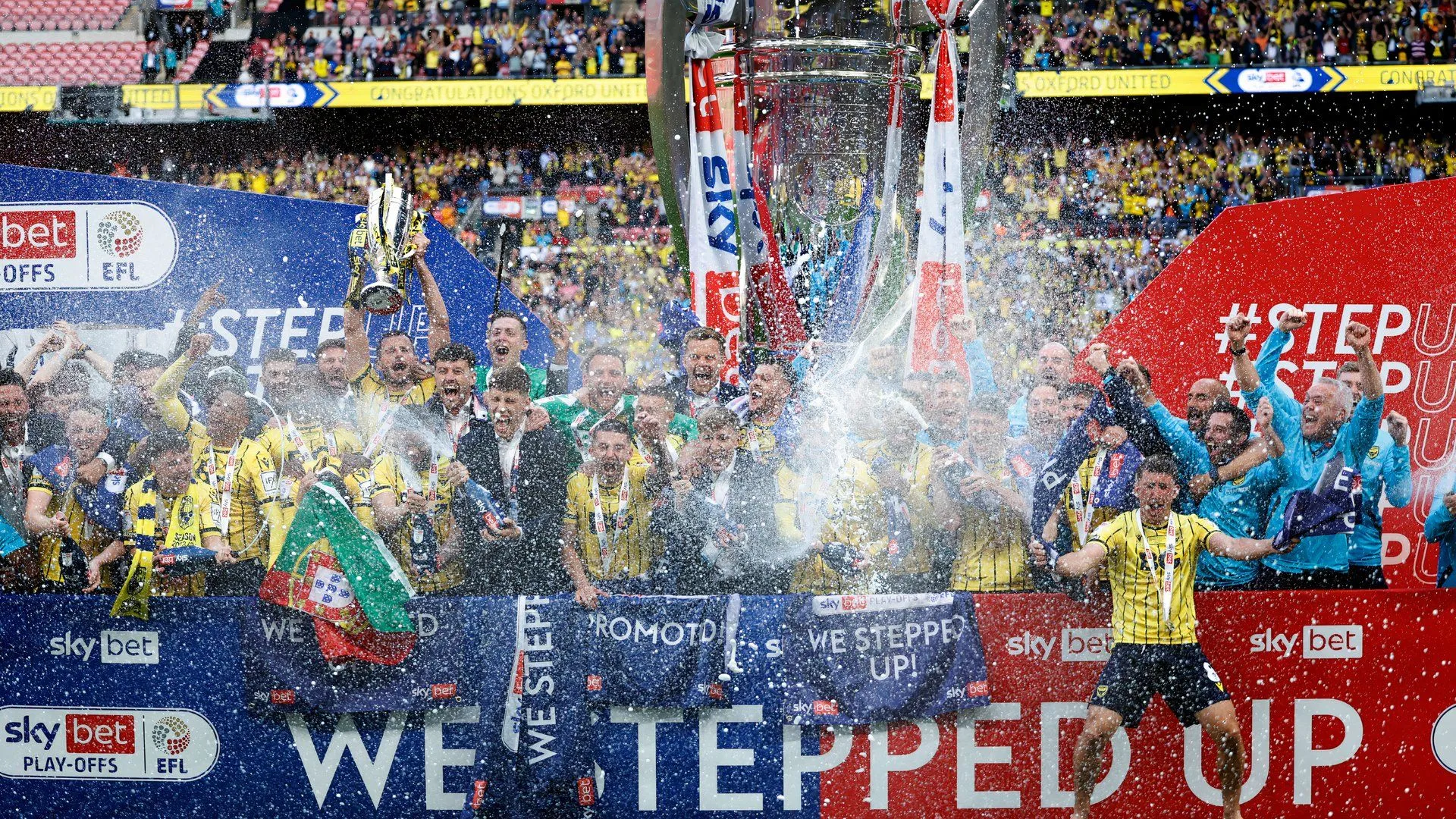 Các cầu thủ Oxford United ăn mừng sau khi giành quyền thăng hạng Championship năm 2024