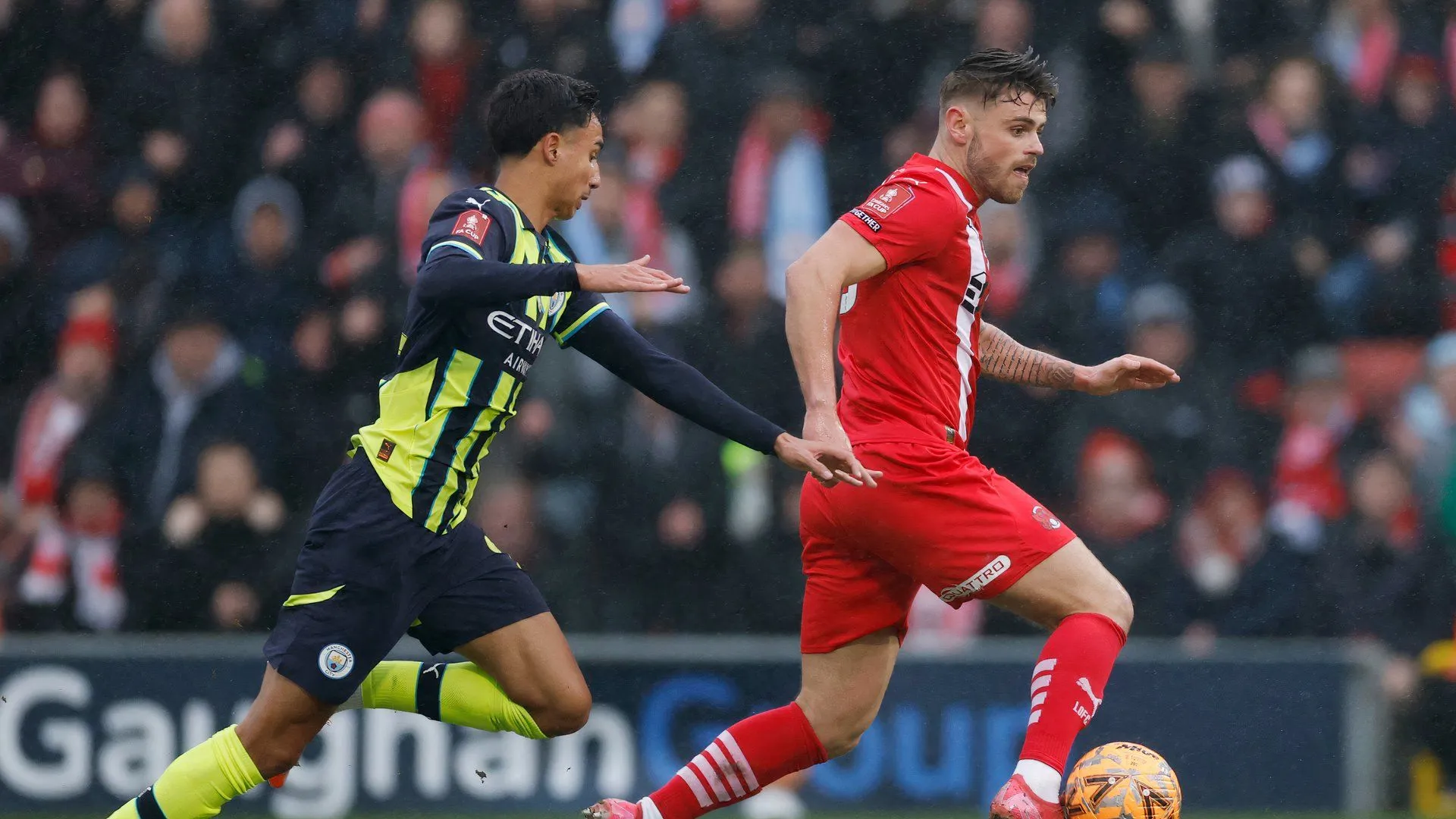 Charlie Kelman ăn mừng bàn thắng trong màu áo Leyton Orient