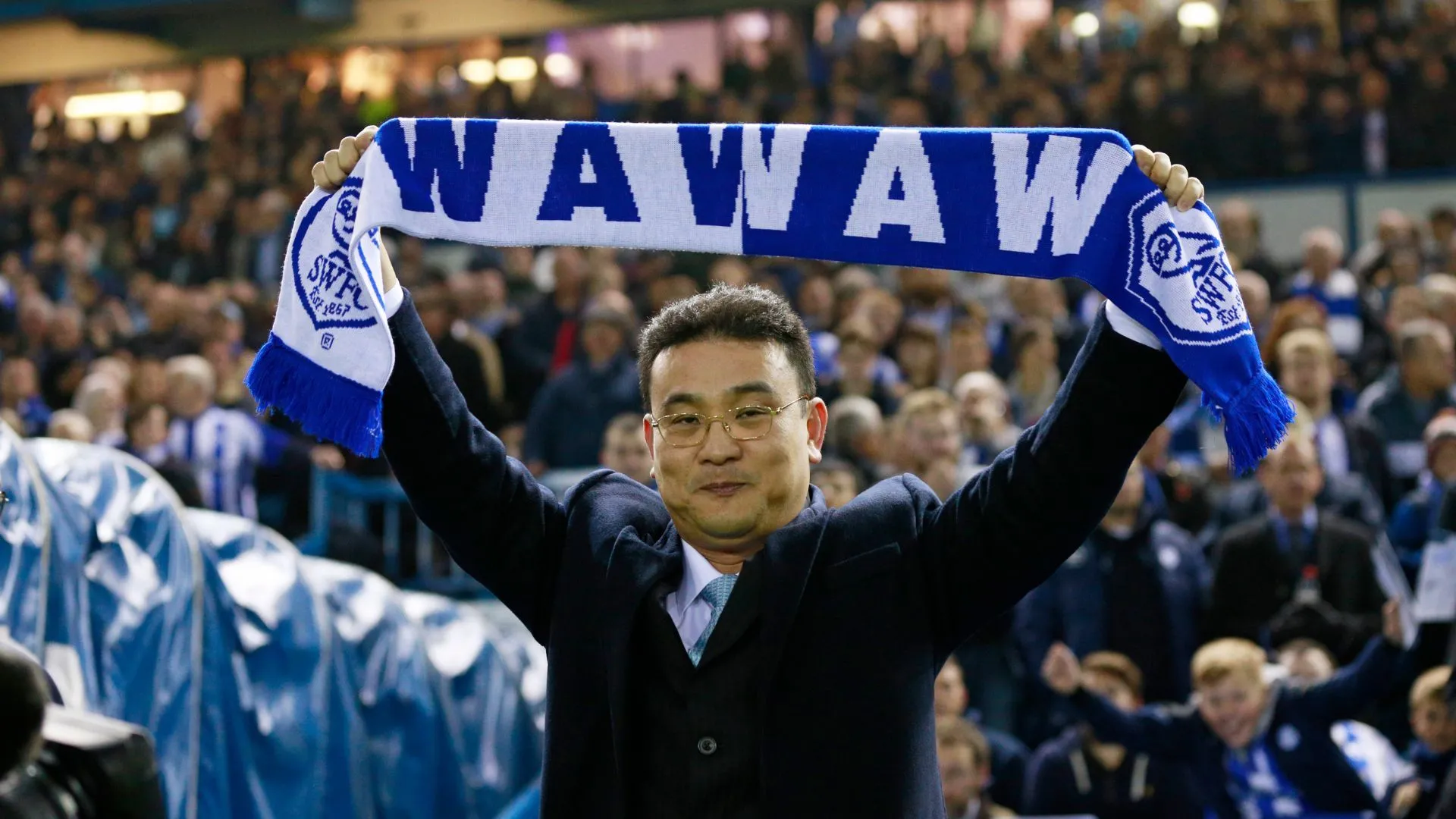 Chủ tịch Dejphon Chansiri với áo đấu Sheffield Wednesday
