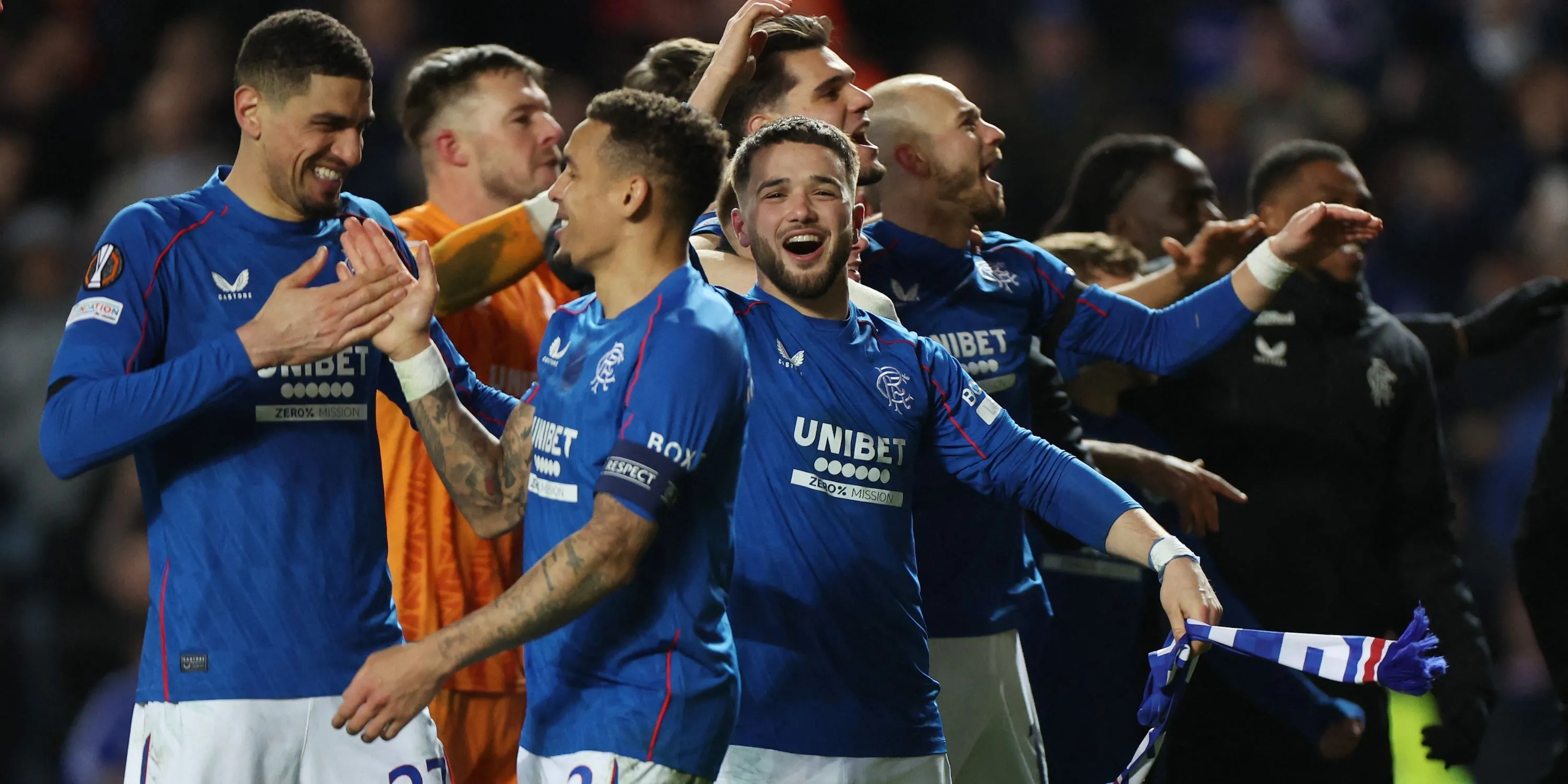 Đội hình Rangers ăn mừng bàn thắng, có Leon Balogun, James Tavernier và Nicolas Raskin