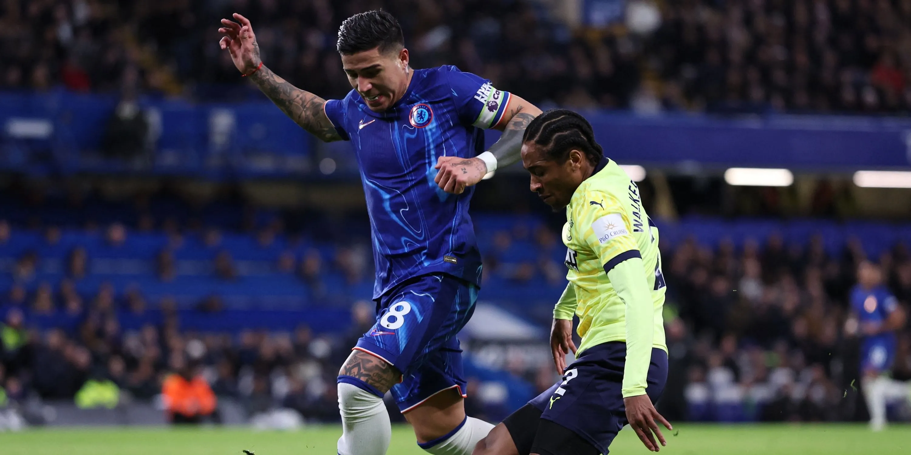 Enzo Fernandez của Chelsea trong pha tranh chấp bóng tại Premier League