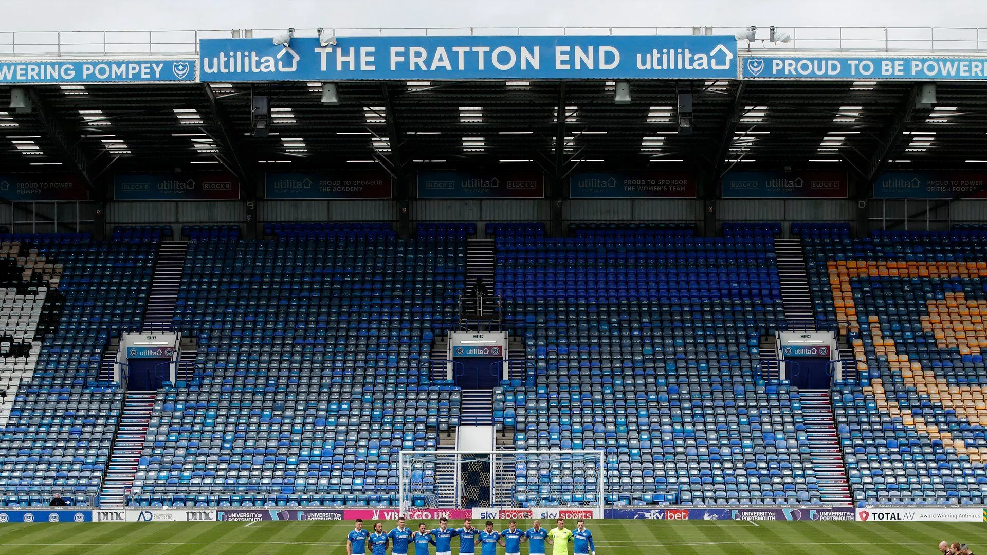 Góc khán đài The Fratton End tại sân Fratton Park của Portsmouth