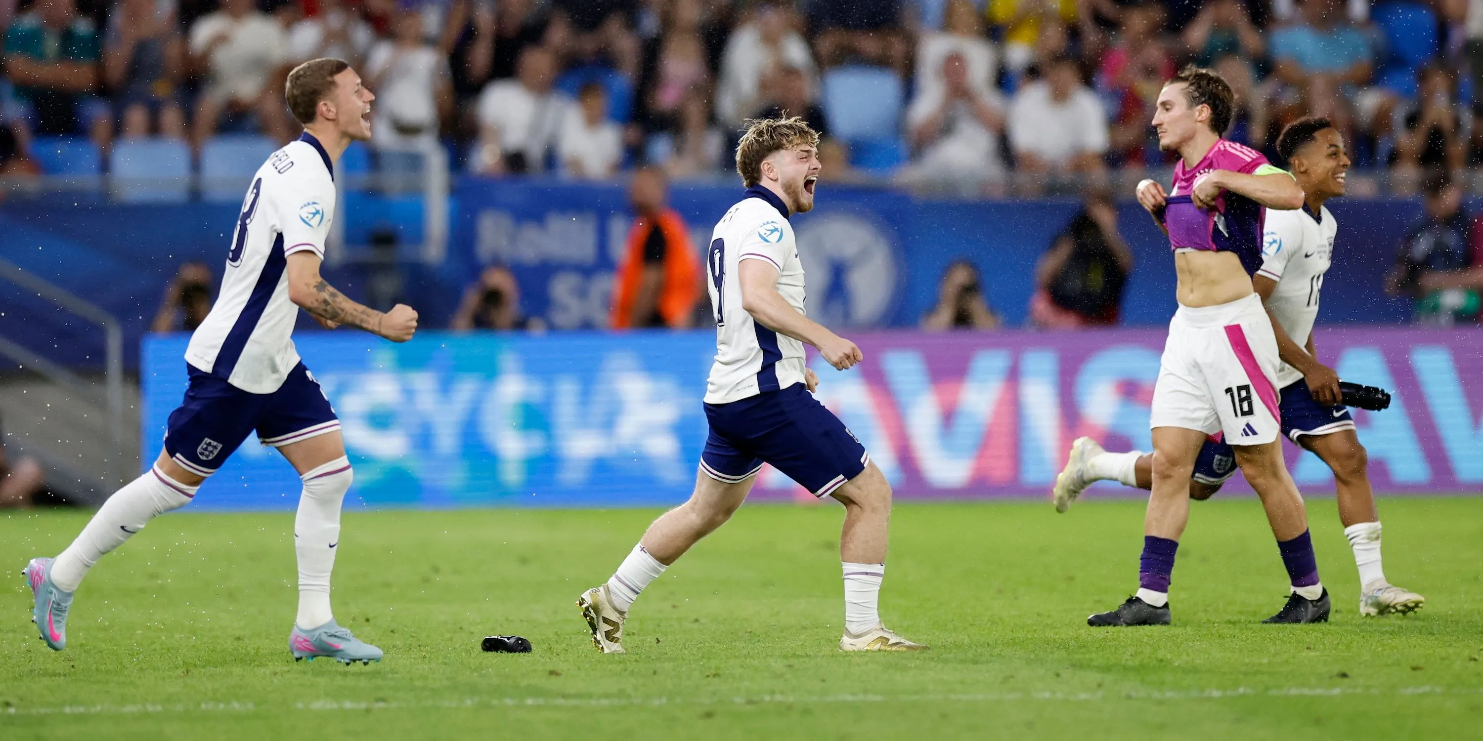 Harvey Elliott (trái) ăn mừng bàn thắng cùng đồng đội ở đội tuyển U21 Anh.