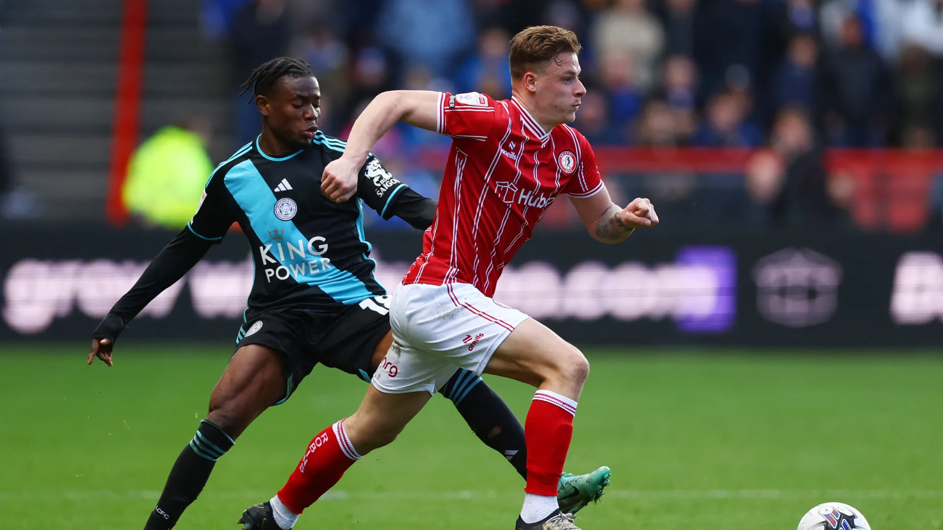 Hậu vệ Cam Pring thi đấu đầy nỗ lực cho Bristol City