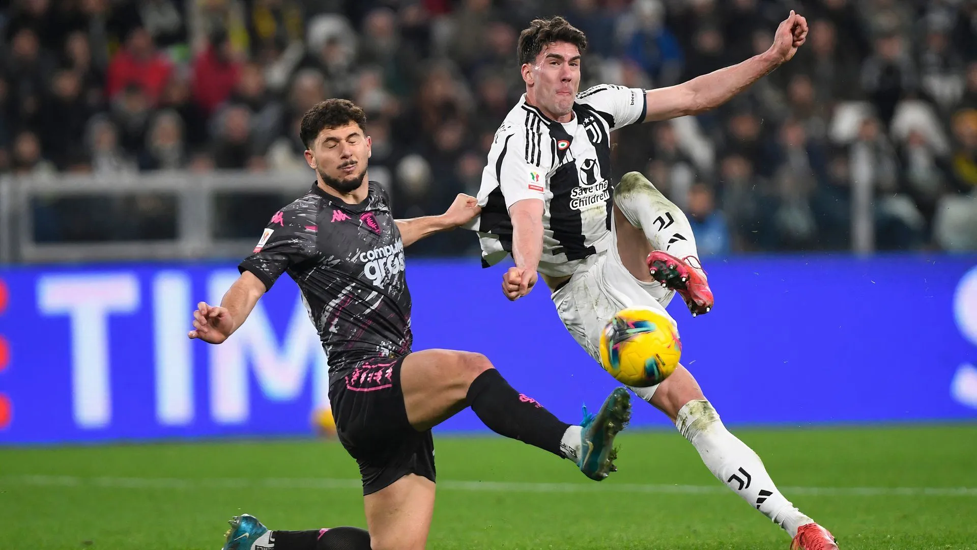Hậu vệ Liberato Cacace thi đấu cho Empoli tại Serie A, thể hiện sự đa năng