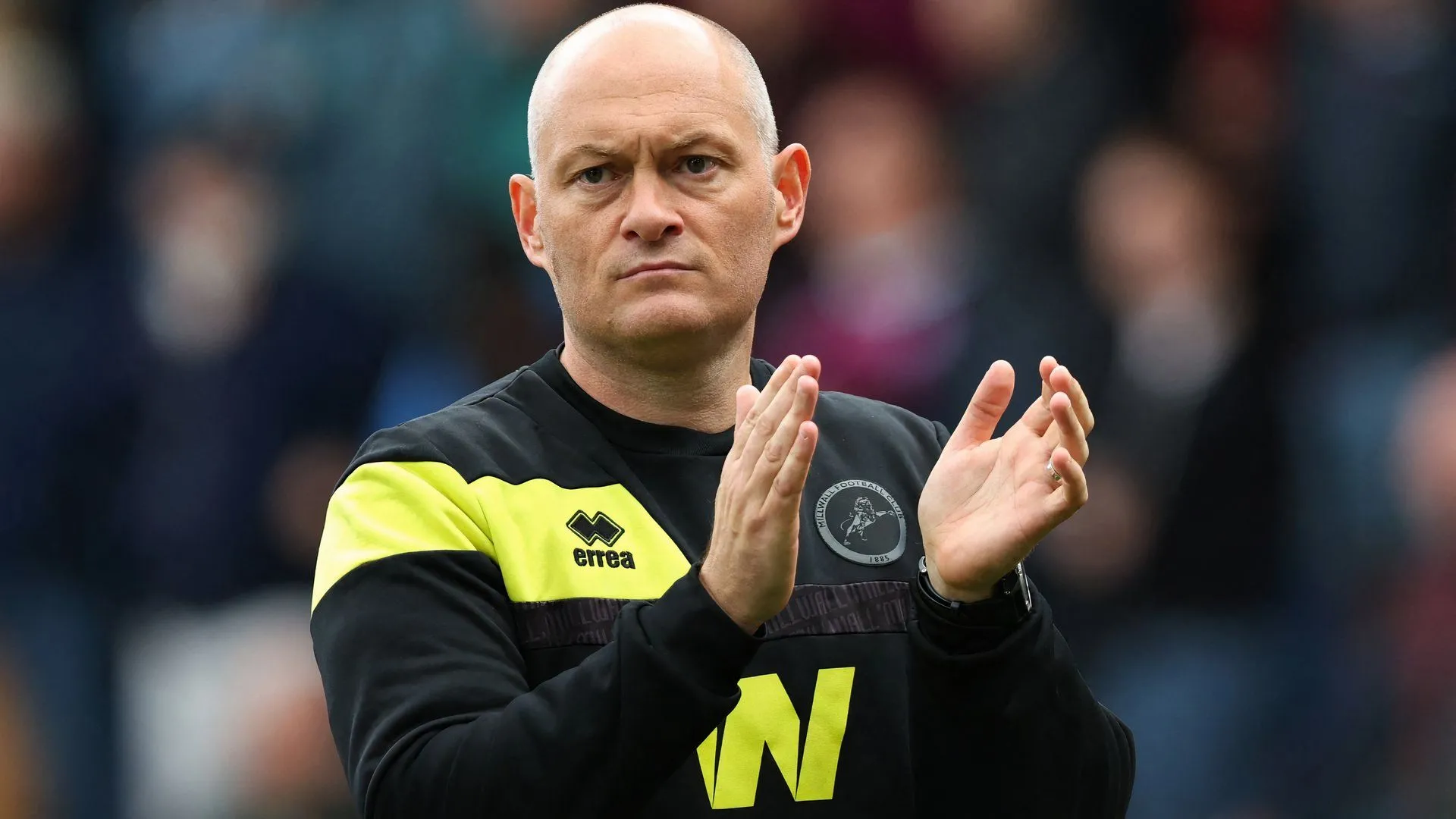 HLV Alex Neil chỉ đạo trên sân cho Millwall