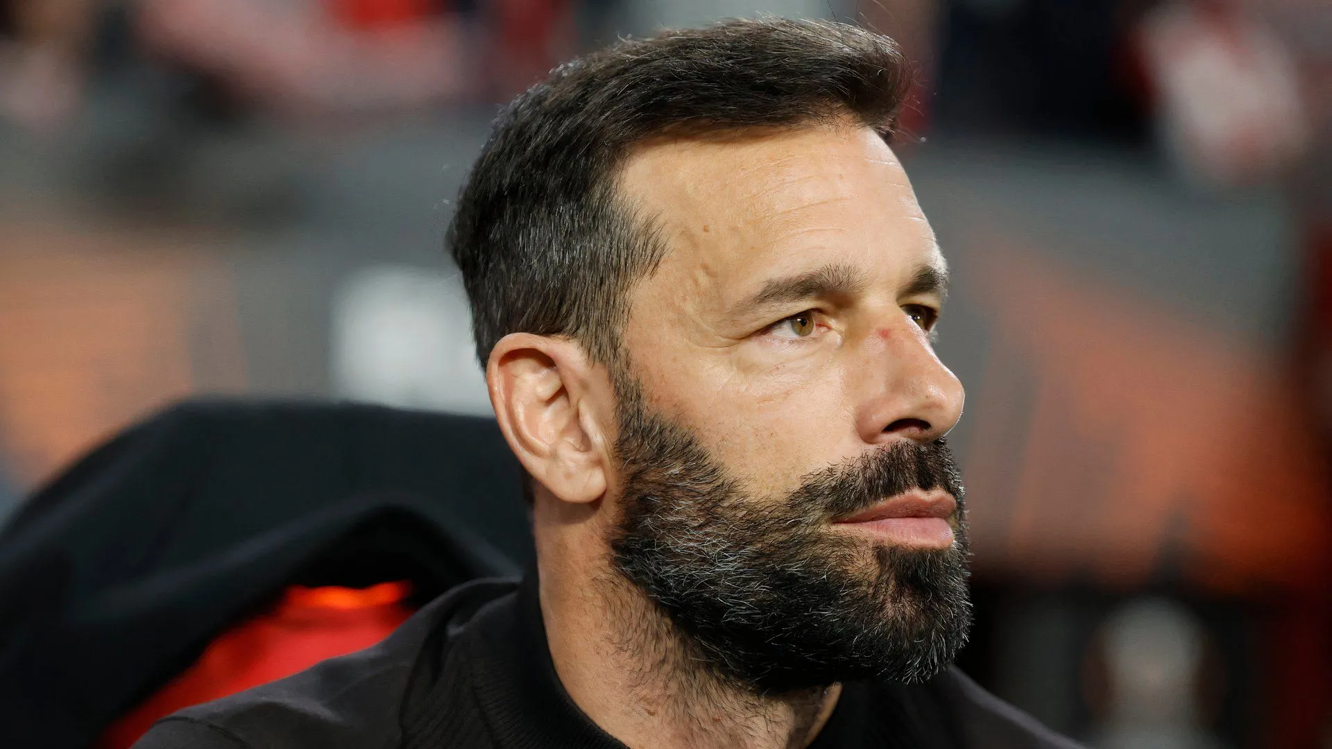 HLV Ruud van Nistelrooy đã rời Leicester City