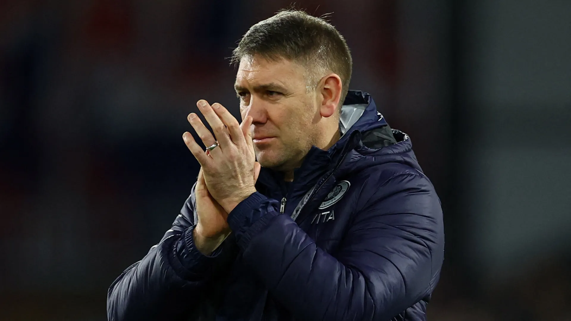 Huấn luyện viên Dave Challinor của Stockport County