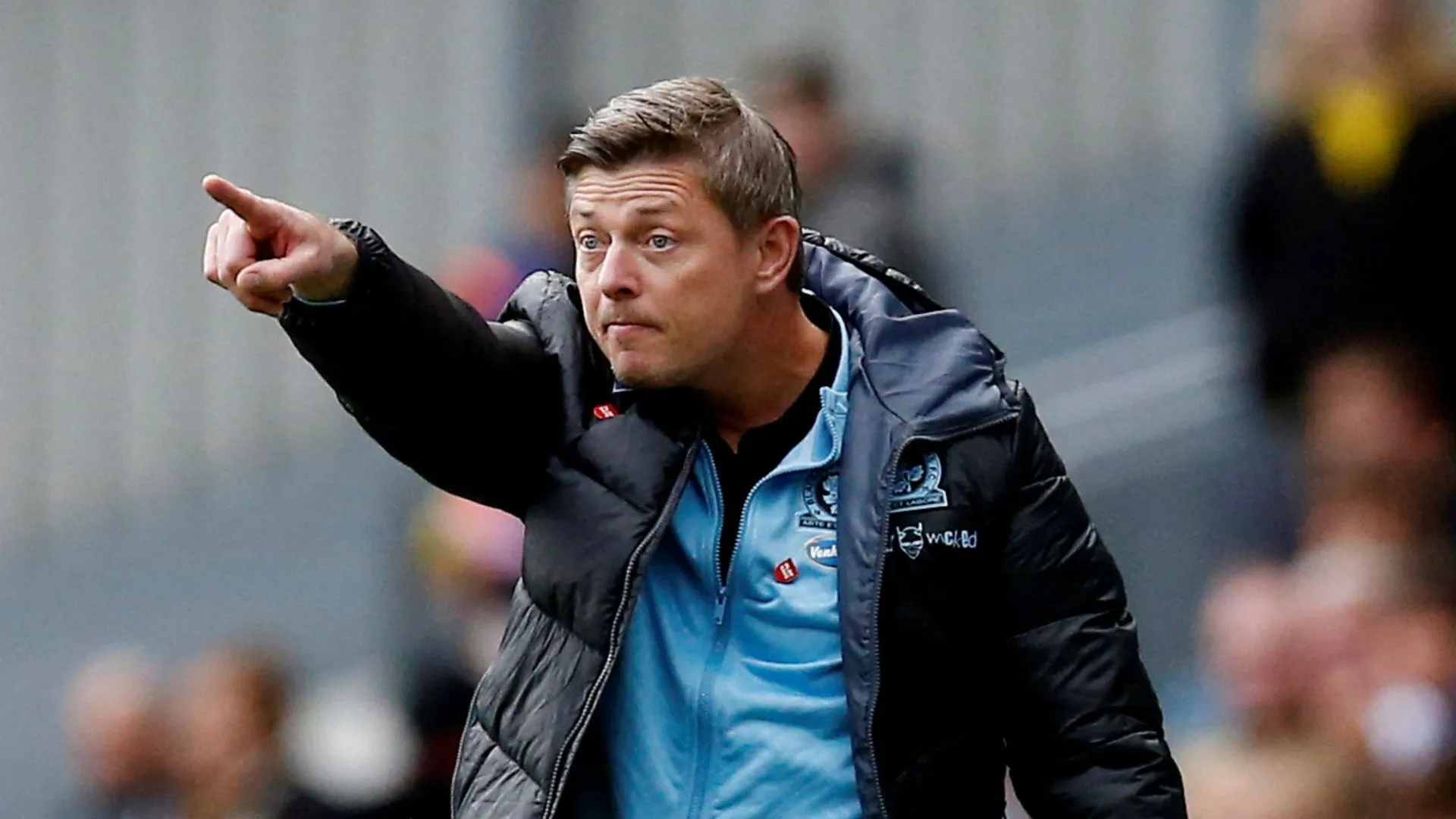 Huấn luyện viên Jon Dahl Tomasson trên sân cùng Blackburn Rovers