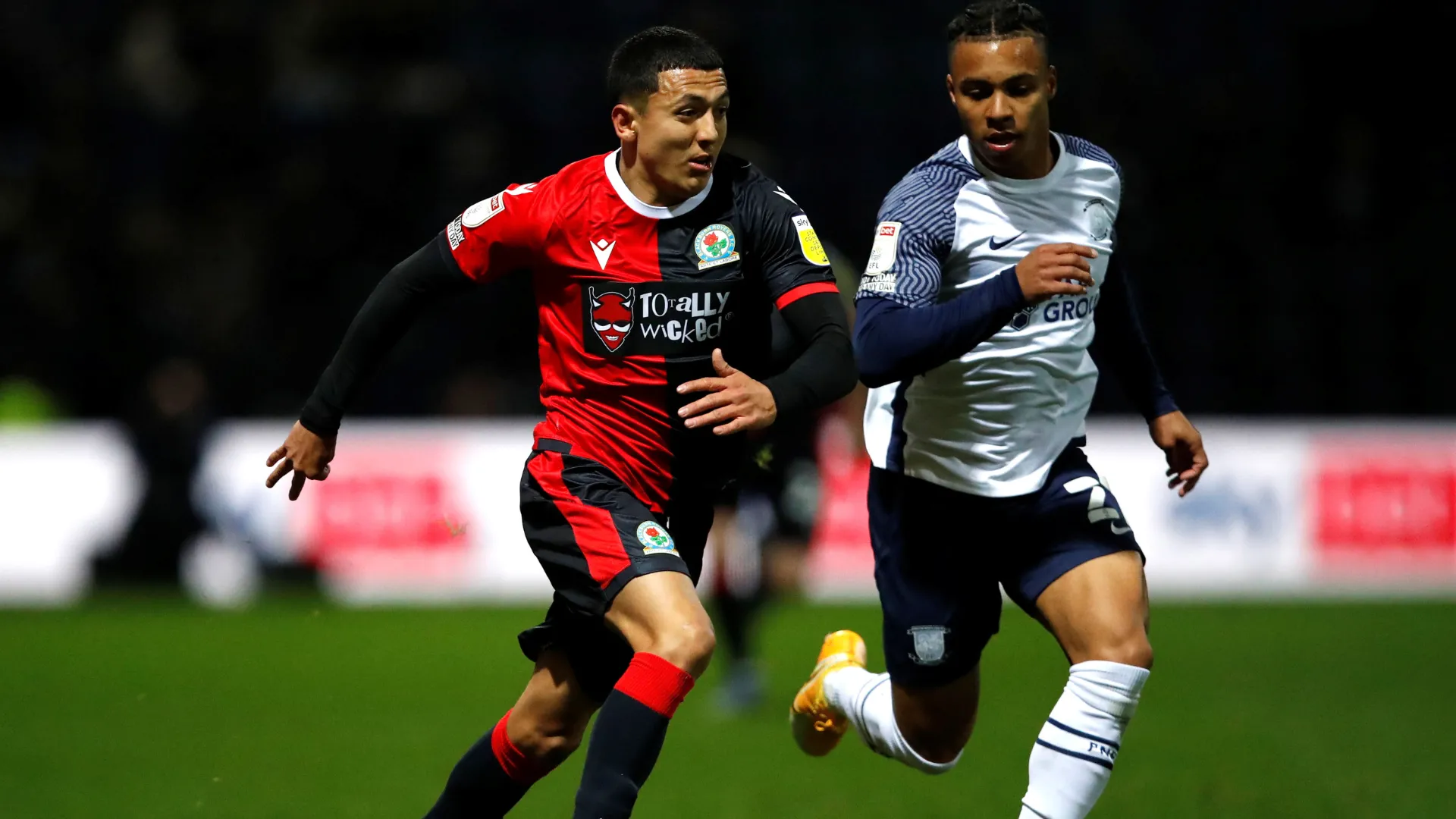 Ian Poveda thi đấu cho Blackburn Rovers tại giải hạng Nhất Anh