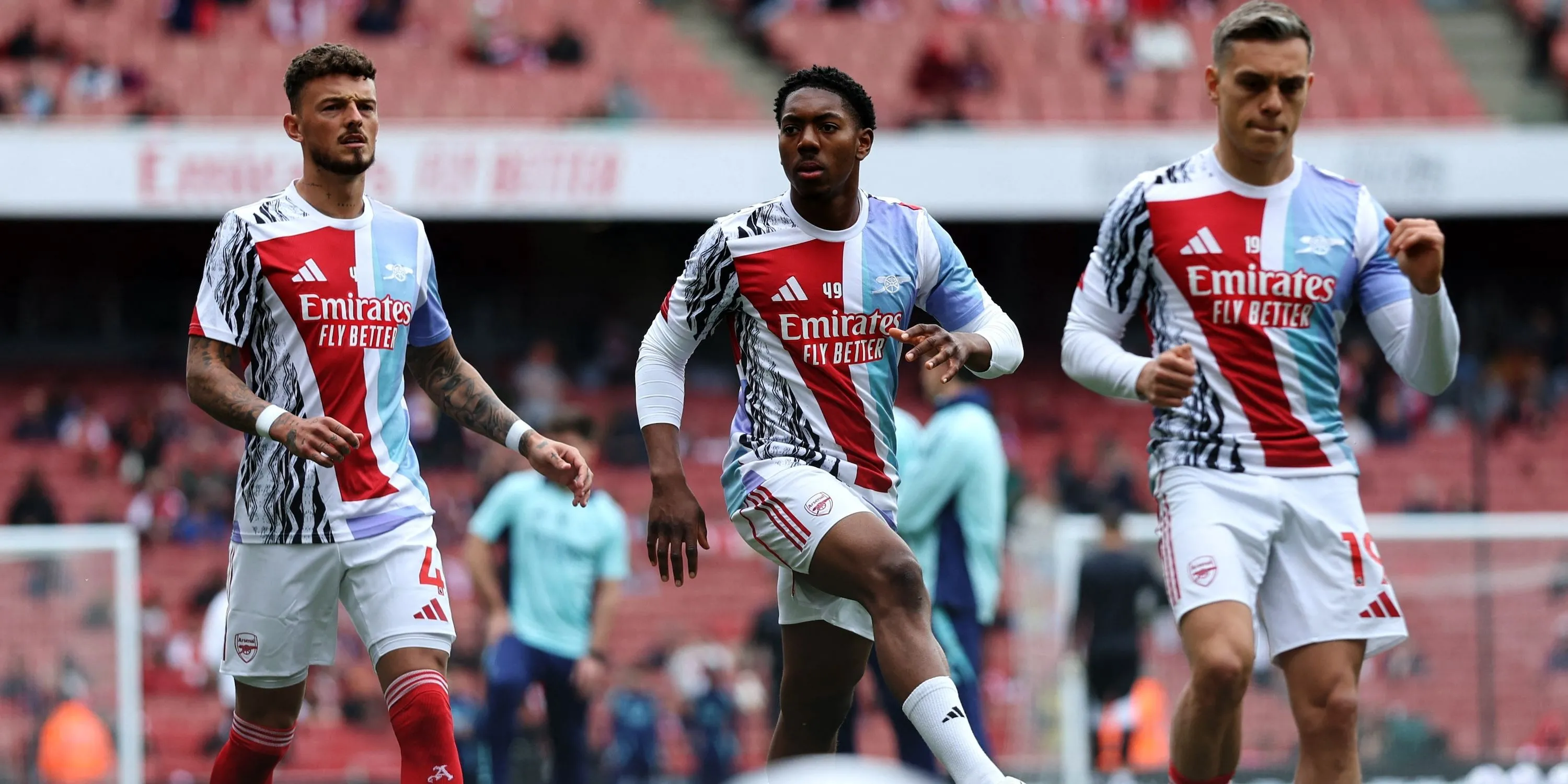 Leandro Trossard cùng các đồng đội Arsenal, cầu thủ có thể rời Emirates mùa hè này