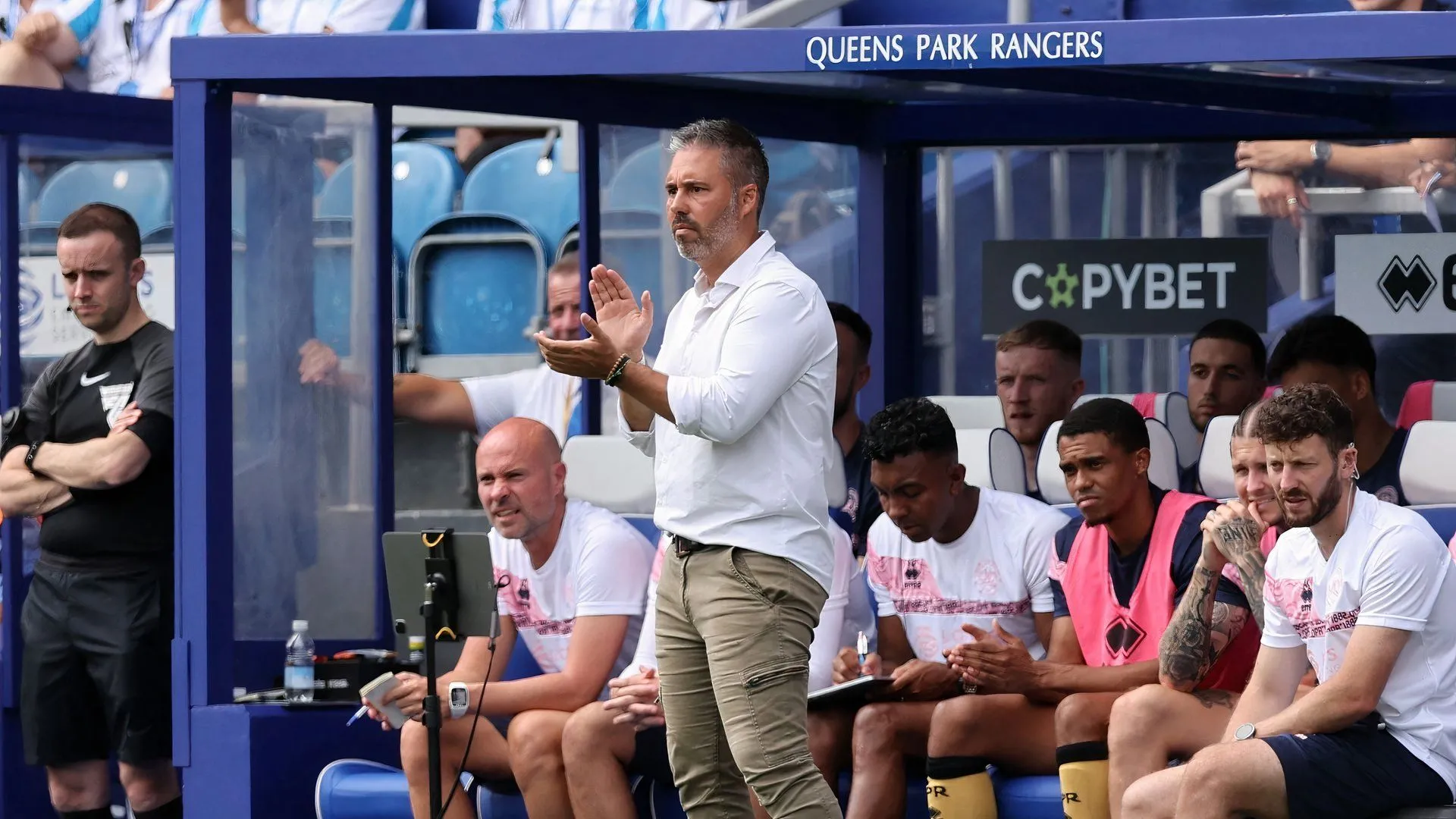 Marti Cifuentes trên khán đài sân Loftus Road của QPR