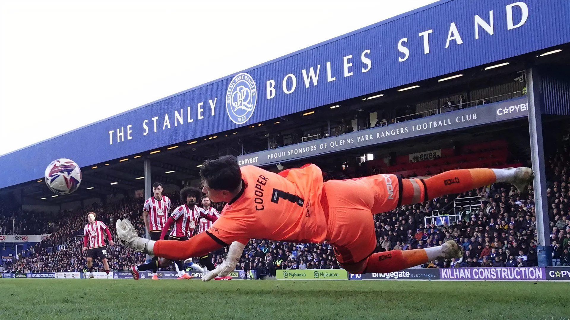 Michael Cooper trong một pha cản phá cho Sheffield United