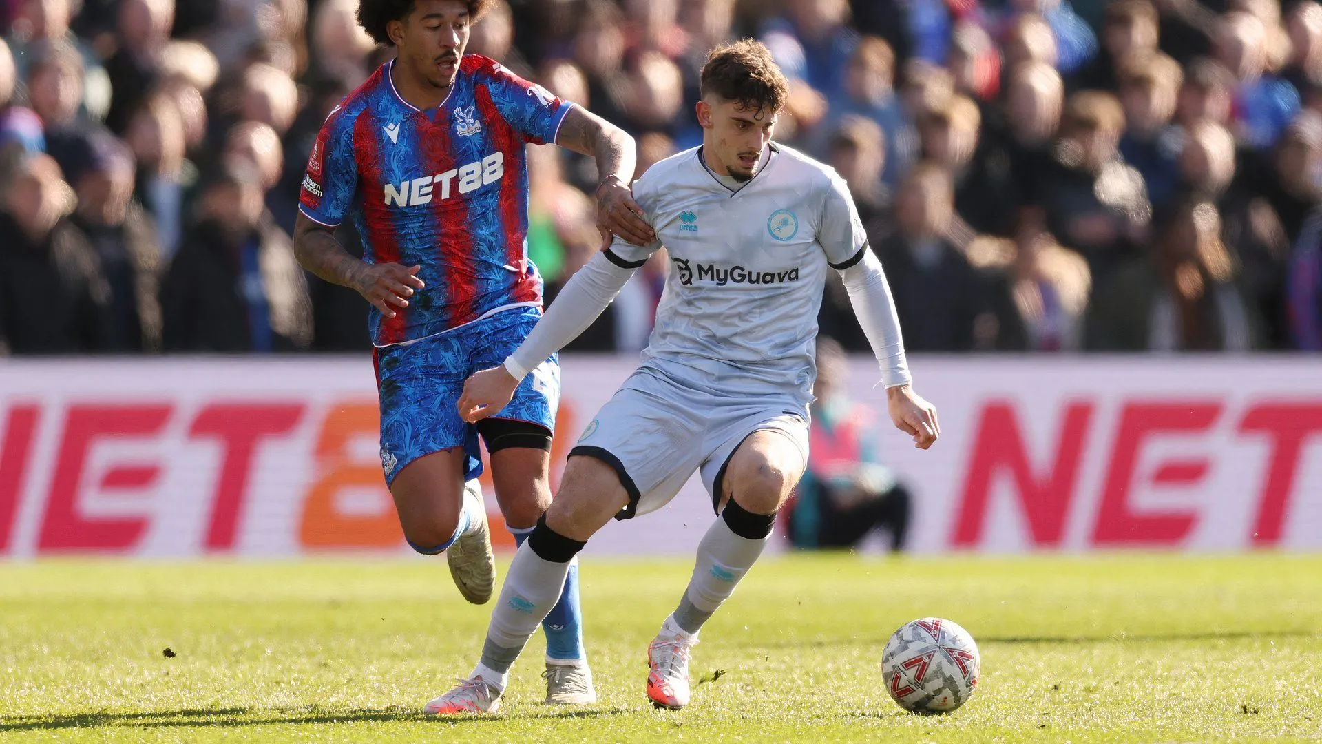 Mihailo Ivanovic trong một pha bóng cho Millwall