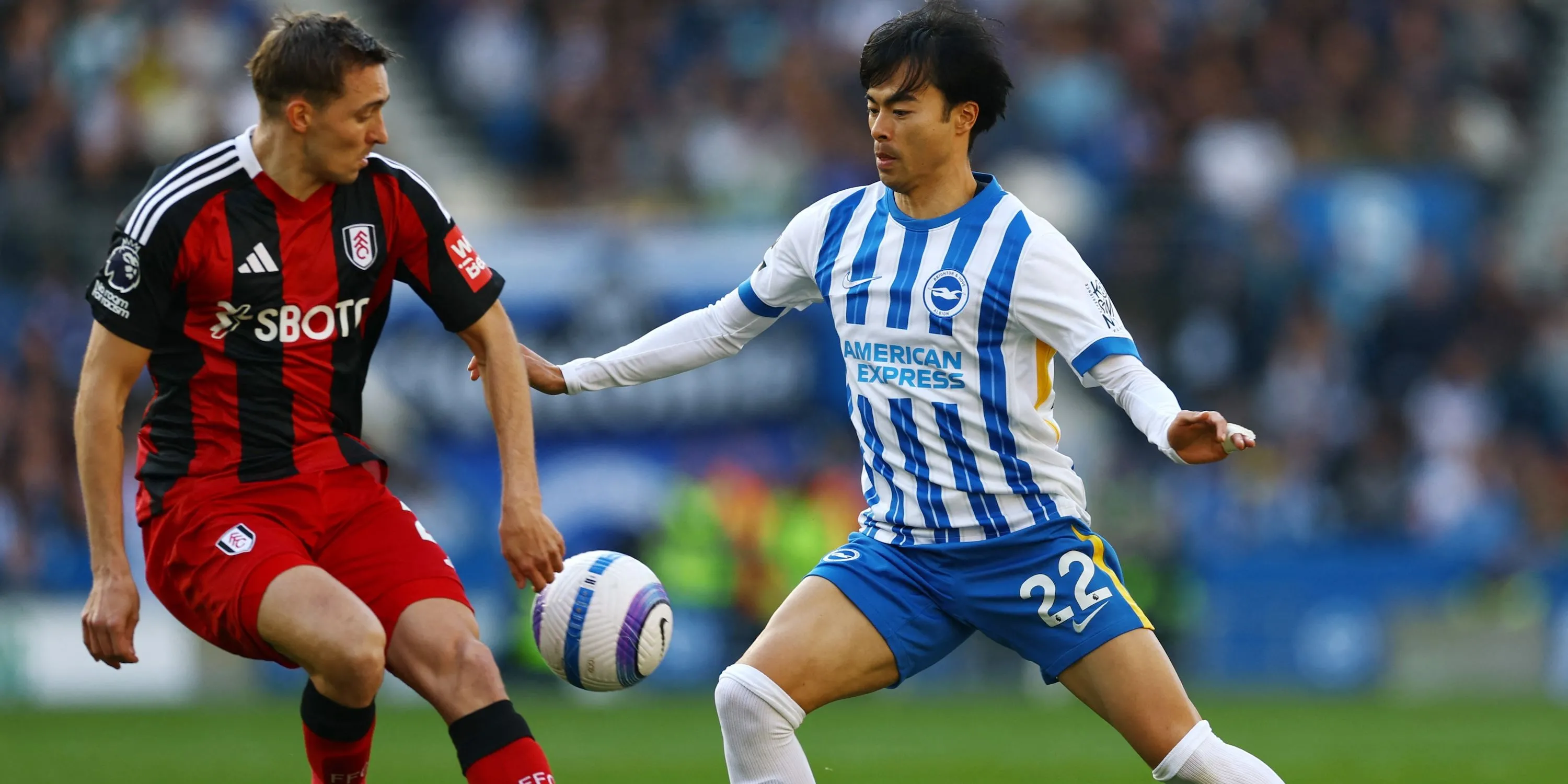 Mitoma của Brighton đối đầu với cầu thủ Fulham trong một trận đấu tại Premier League