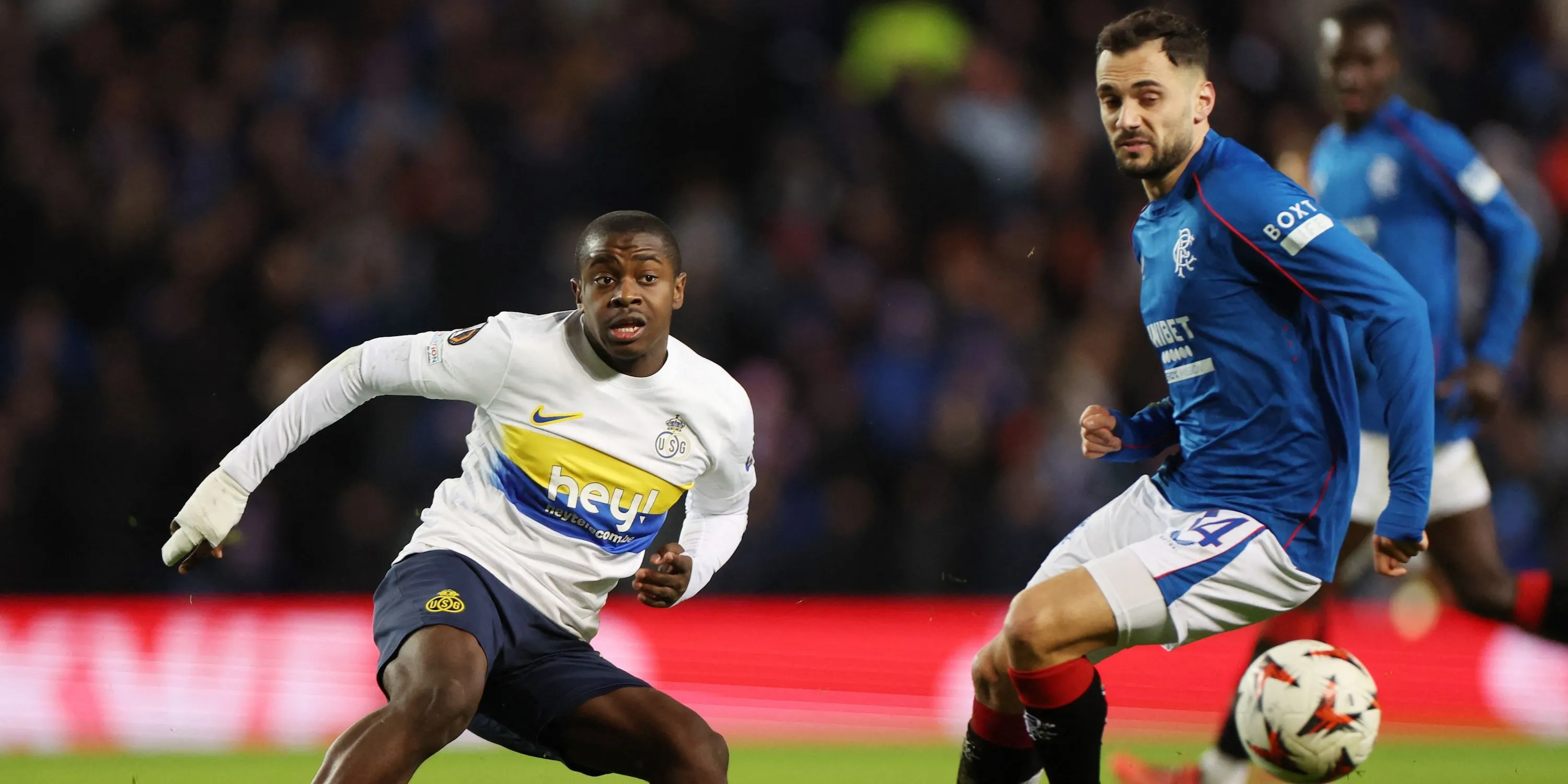 Nedim Bajrami của Rangers đối đầu Noah Sadiki của Union Saint-Gilloise