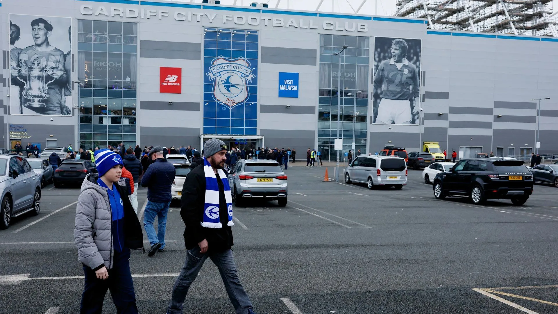 Người hâm mộ Cardiff City bên ngoài sân vận động