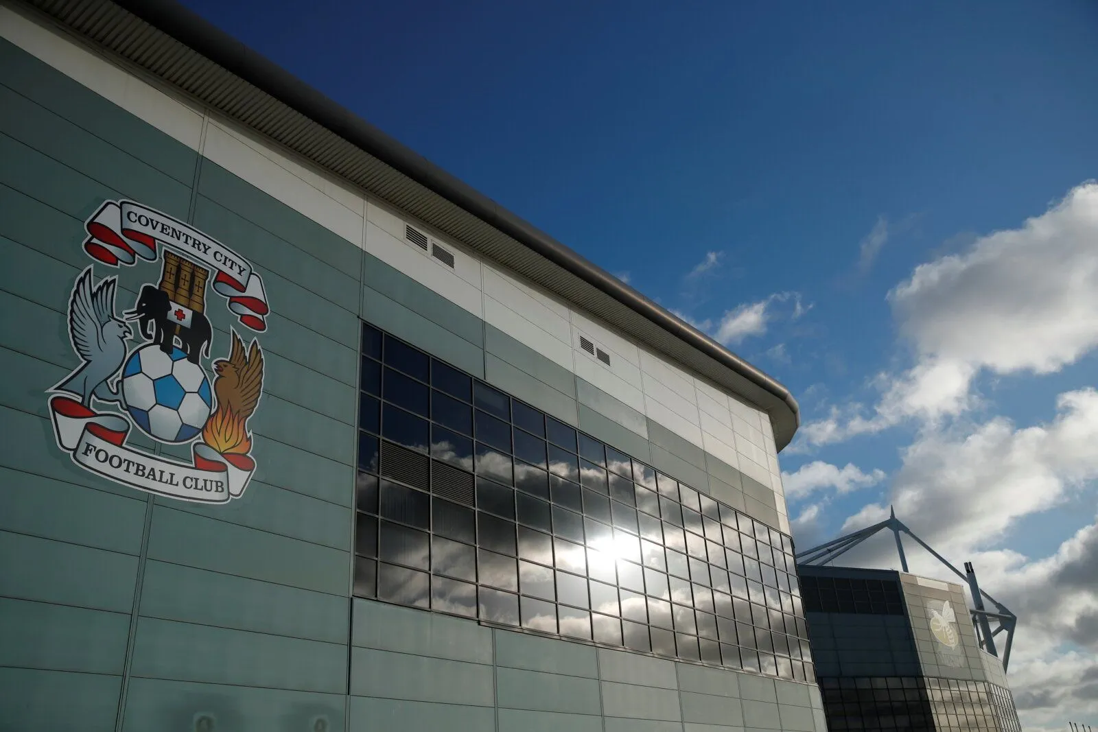 Quang cảnh bên ngoài Sân vận động CBS Arena của Coventry City