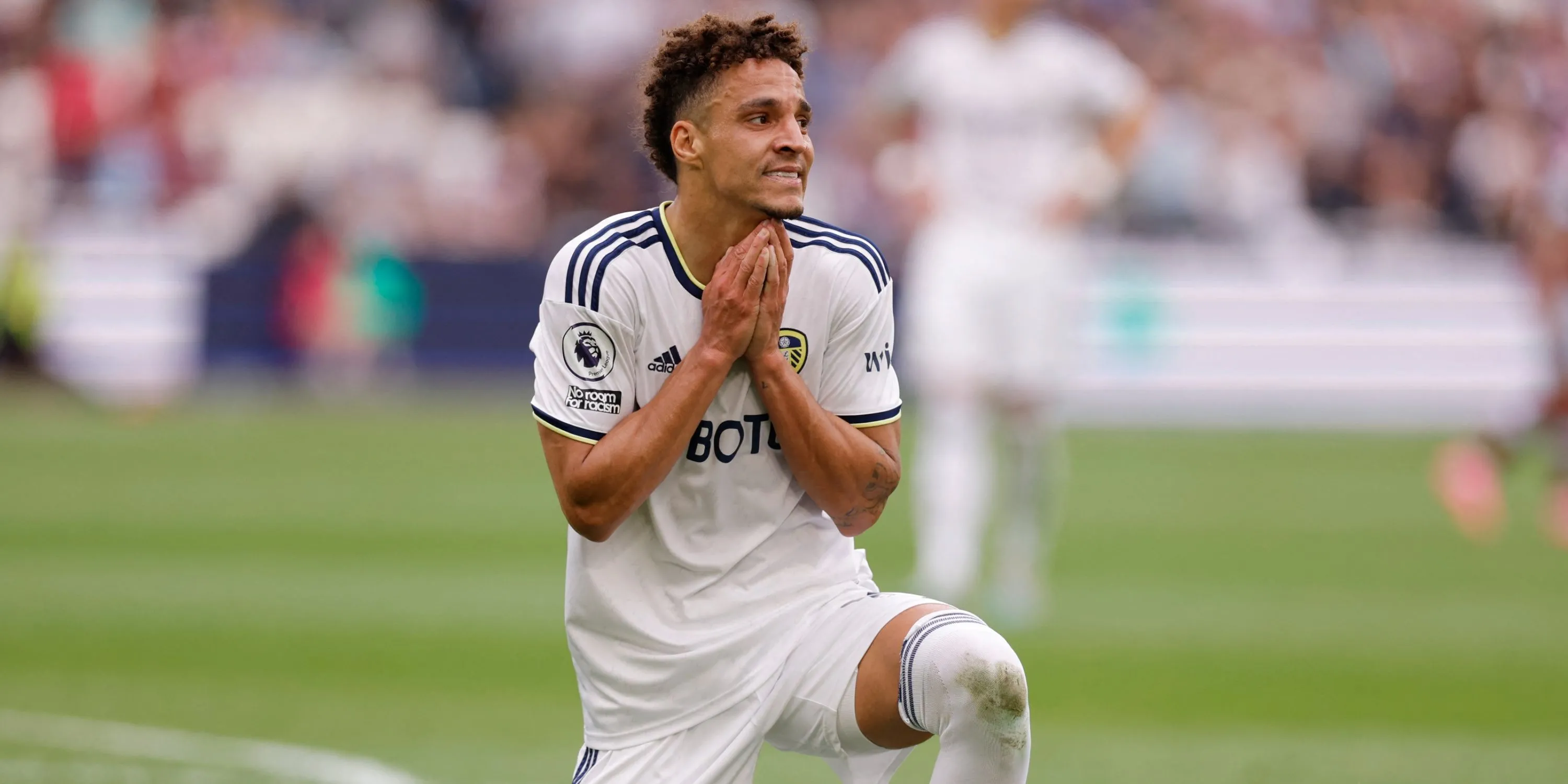 Rodrigo khi ký hợp đồng kỷ lục với Leeds United