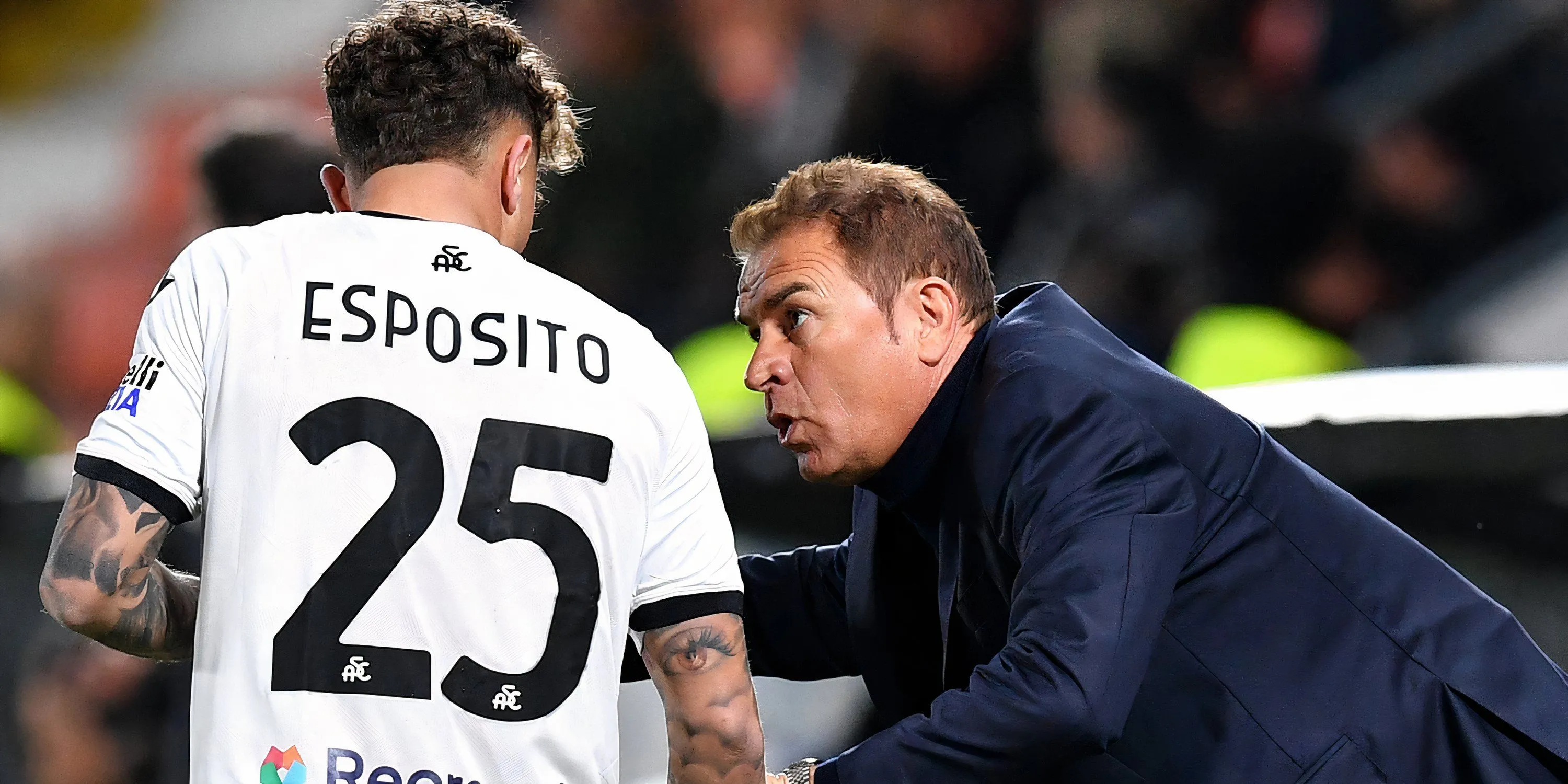 Salvatore Esposito thi đấu trong màu áo câu lạc bộ Spezia.