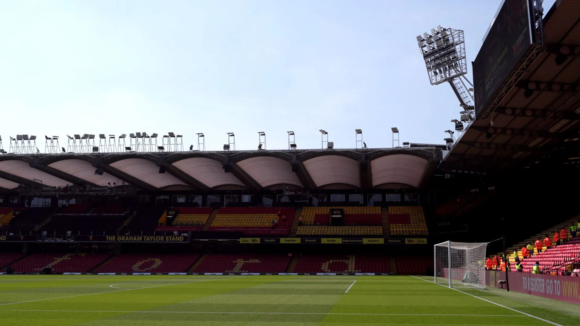 Sân vận động Vicarage Road của Watford, không khí trầm lắng