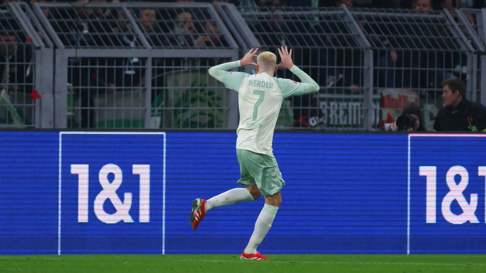 Tiền đạo Marvin Ducksch ăn mừng bàn thắng cho Werder Bremen trong trận đấu với Borussia Dortmund