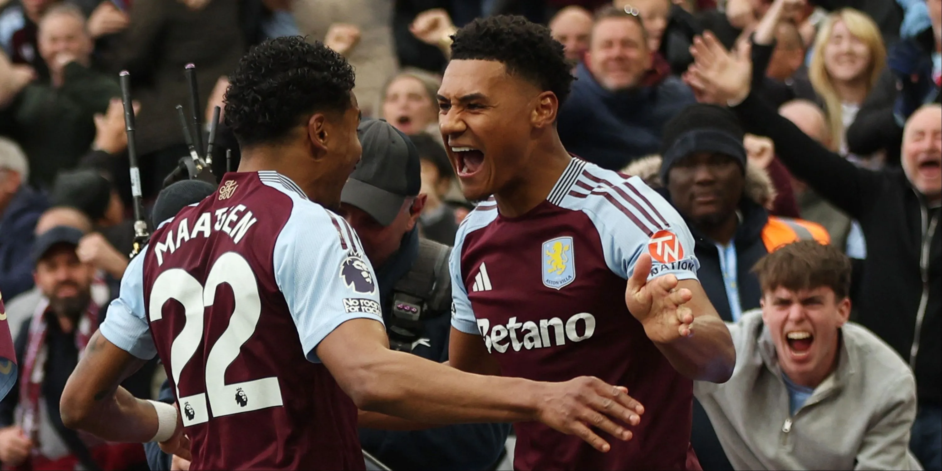Tiền đạo Ollie Watkins của Aston Villa trong một pha tranh bóng trên sân cỏ
