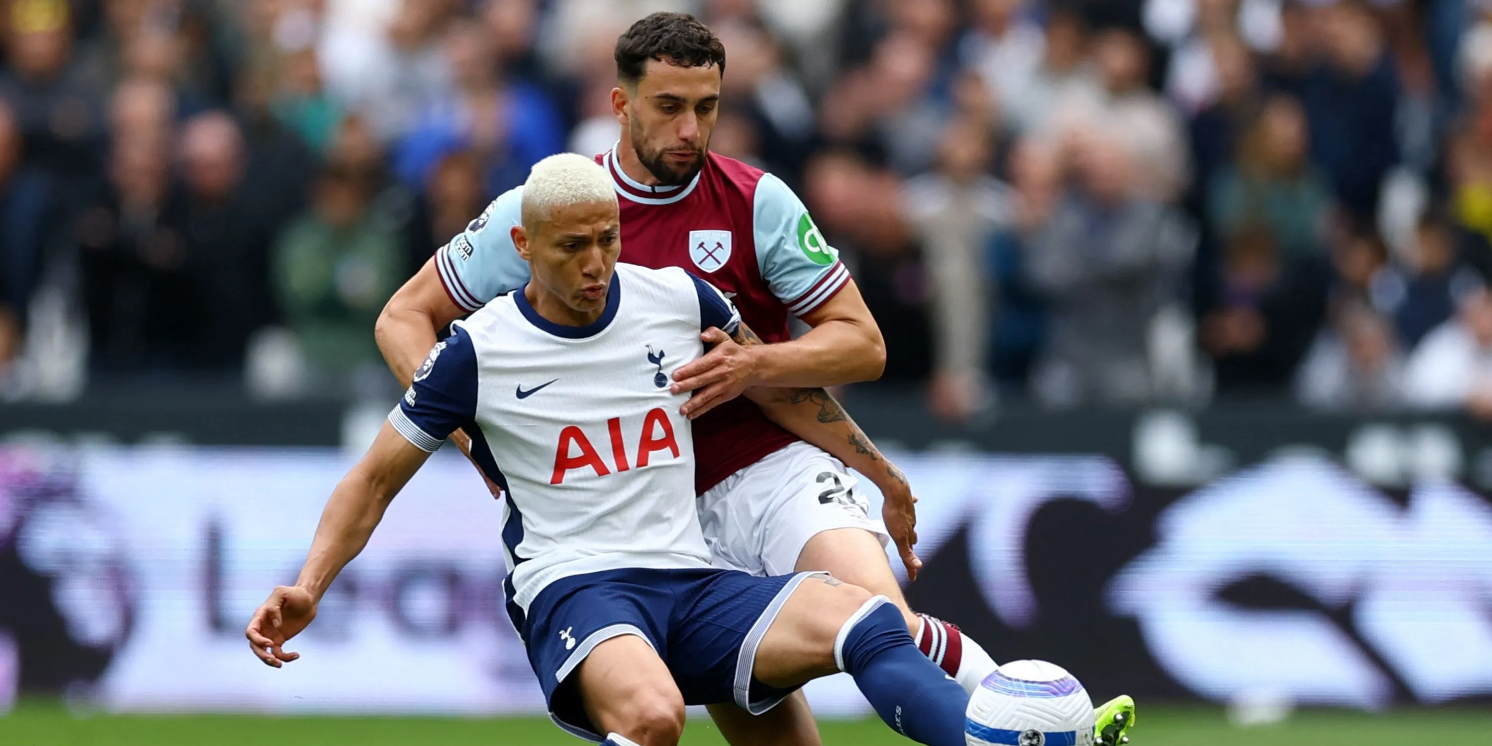 tiền đạo Richarlison tập luyện cùng Tottenham