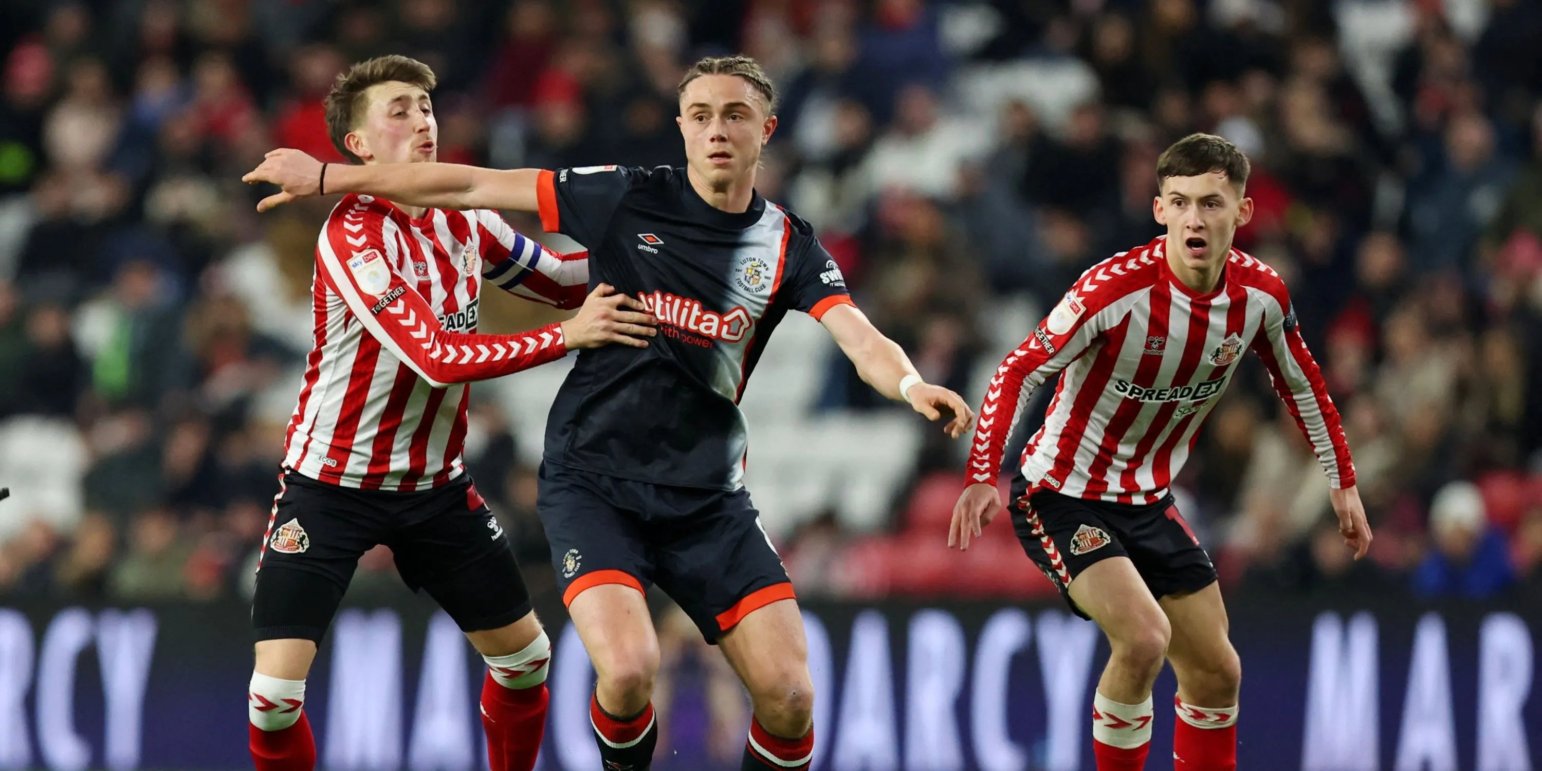 Tiền vệ Thelo Aasgaard trong màu áo Luton Town