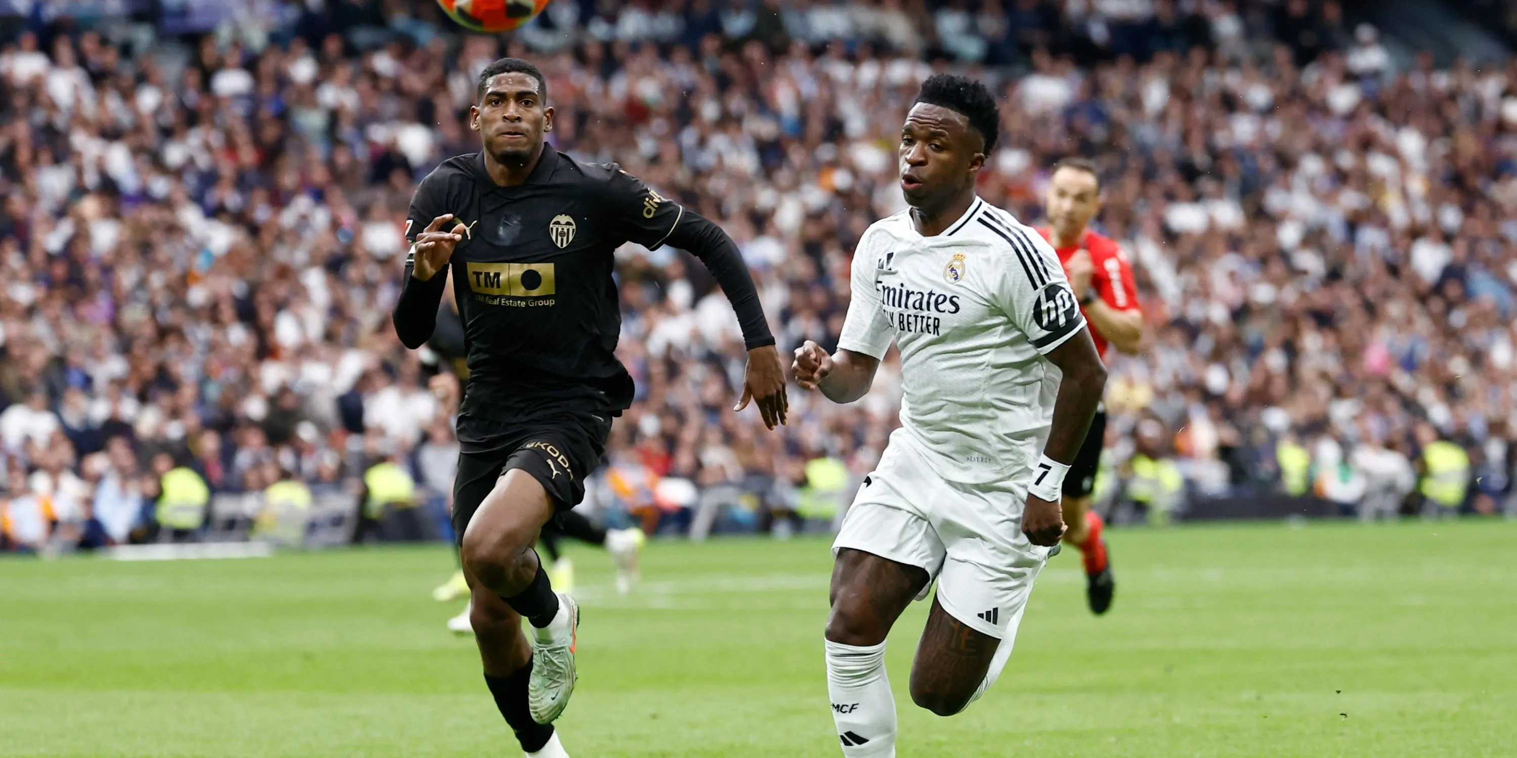 Trung vệ Cristhian Mosquera trong màu áo Valencia CF