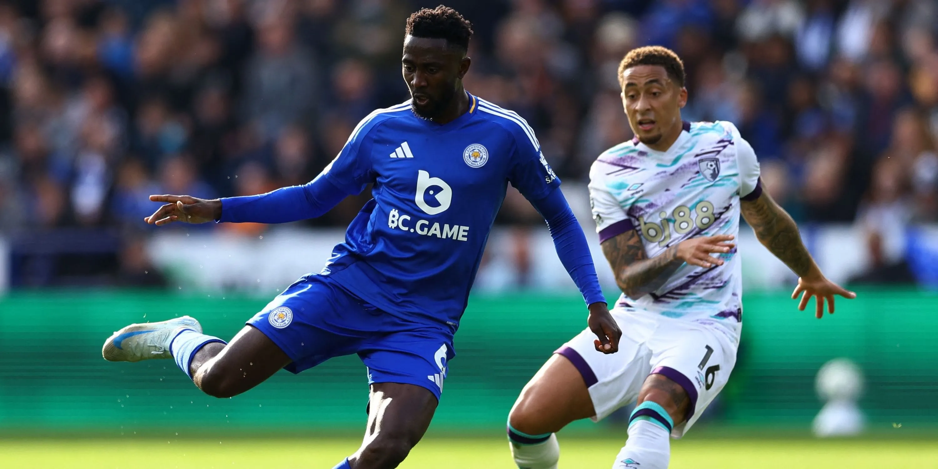 Wilfred Ndidi thi đấu cho Leicester City