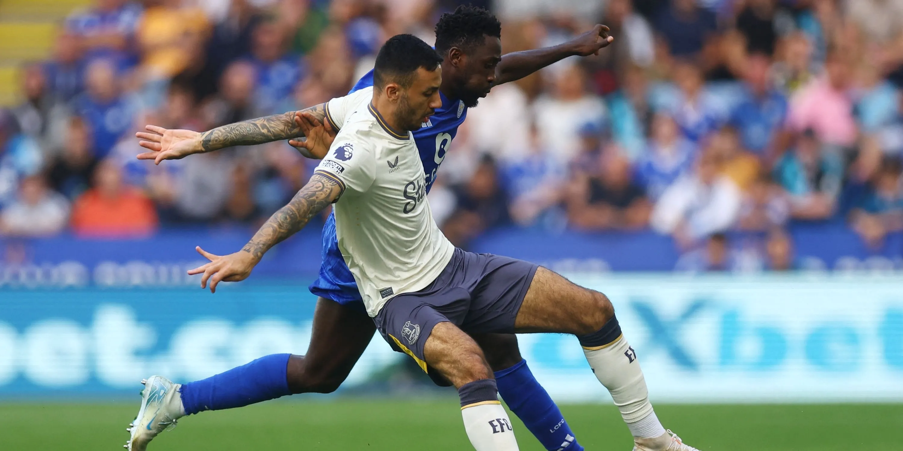 Wilfred Ndidi tranh chấp bóng với Dwight McNeil của Everton