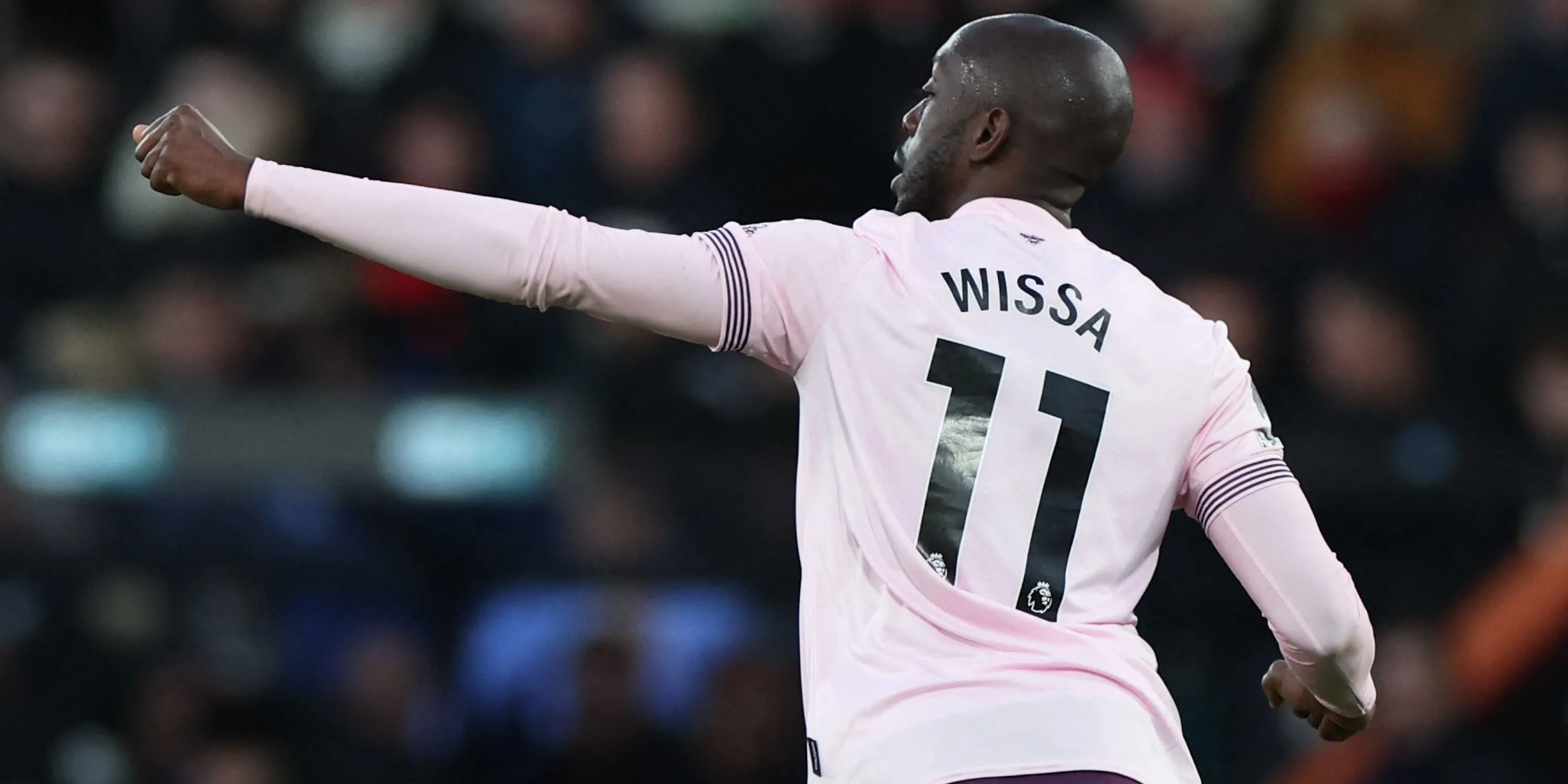 Yoane Wissa ăn mừng bàn thắng cho Brentford, thể hiện phong độ cao