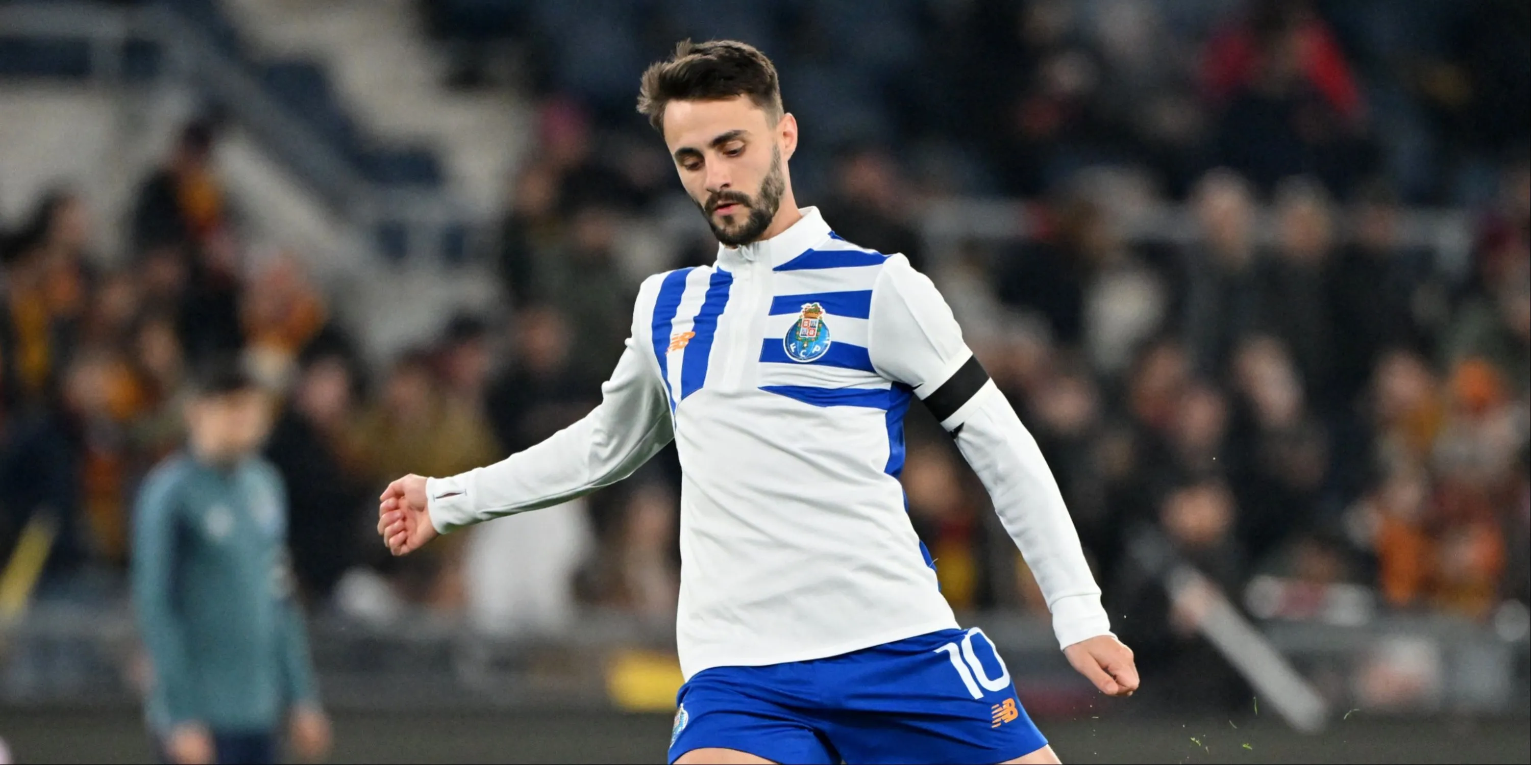 Fabio Vieira trong màu áo Porto, thể hiện kỹ năng chuyền bóng và kiến tạo