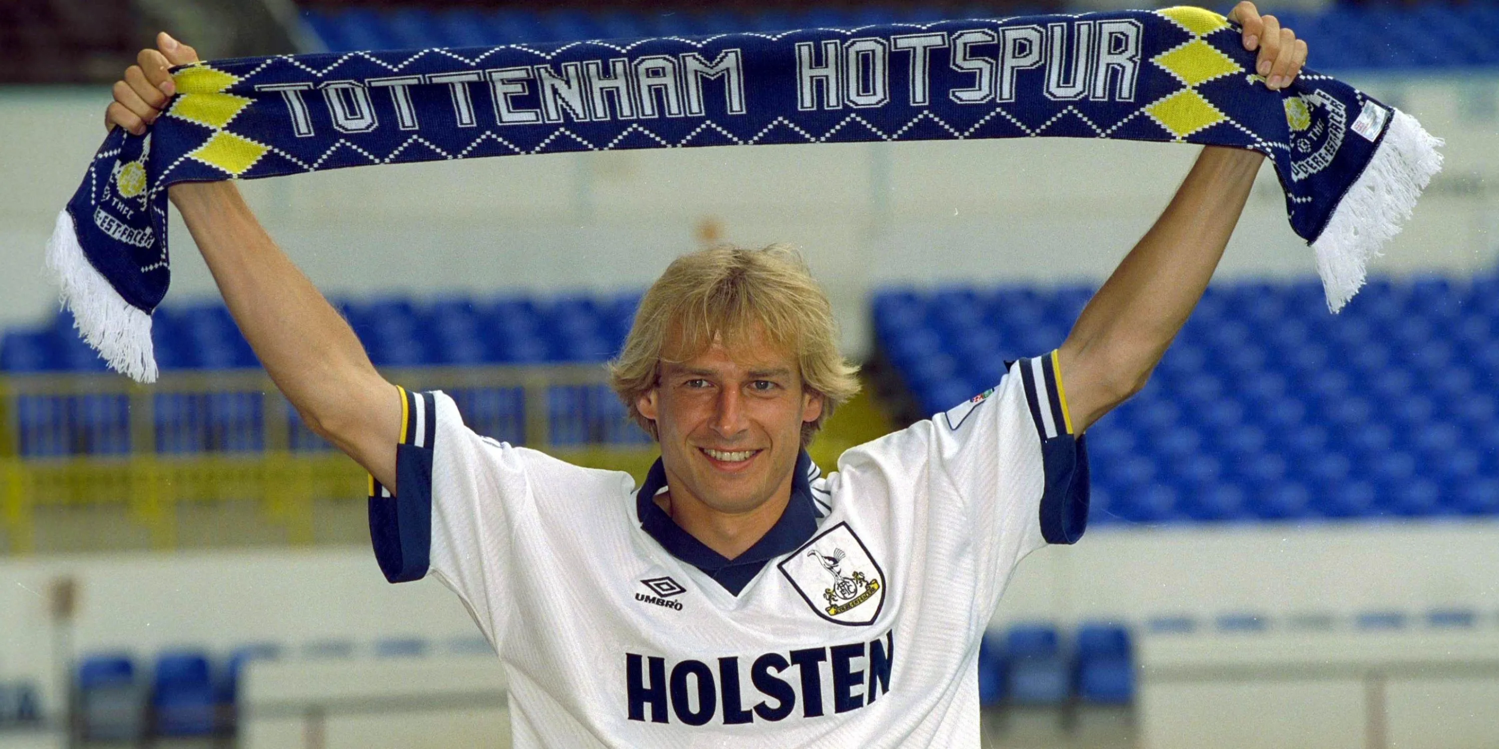 Jurgen Klinsmann giơ cao chiếc khăn Tottenham sau khi ký hợp đồng với câu lạc bộ, bản hợp đồng mang tính biểu tượng