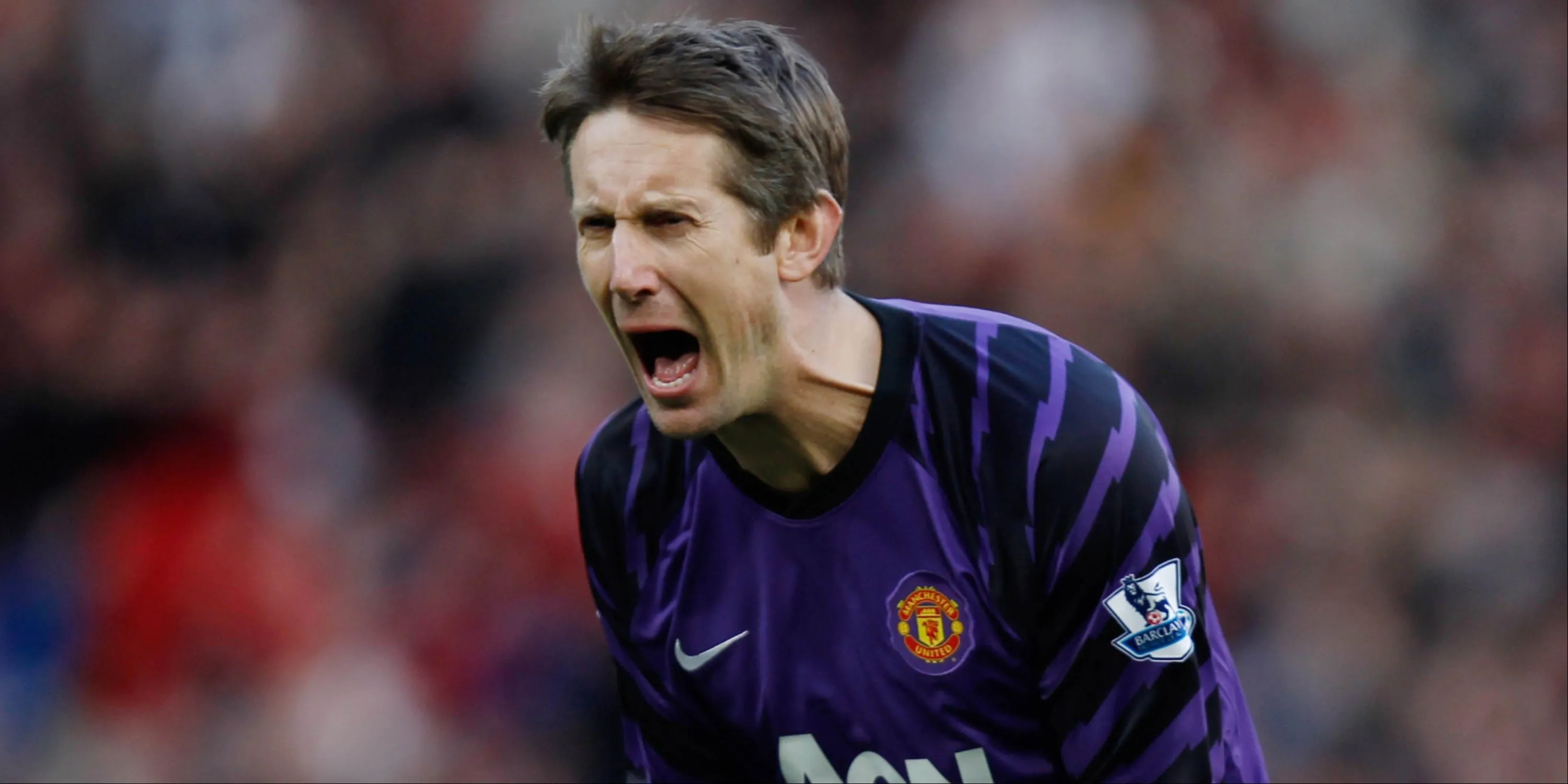 Thủ môn Edwin van der Sar trong màu áo Manchester United, một bản hợp đồng giá trị