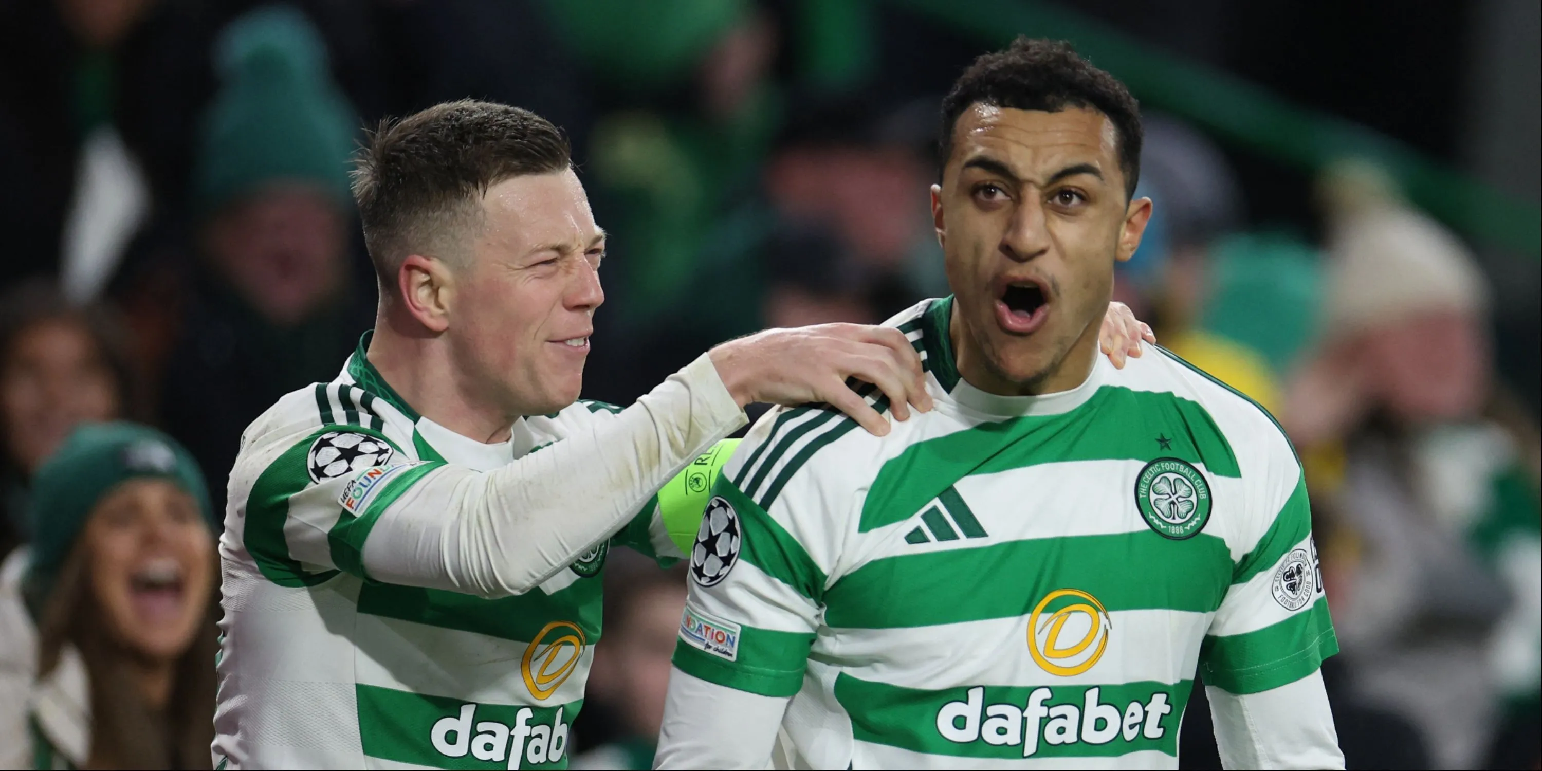 Tiền đạo Adam Idah ăn mừng bàn thắng cùng đồng đội Callum McGregor tại Celtic