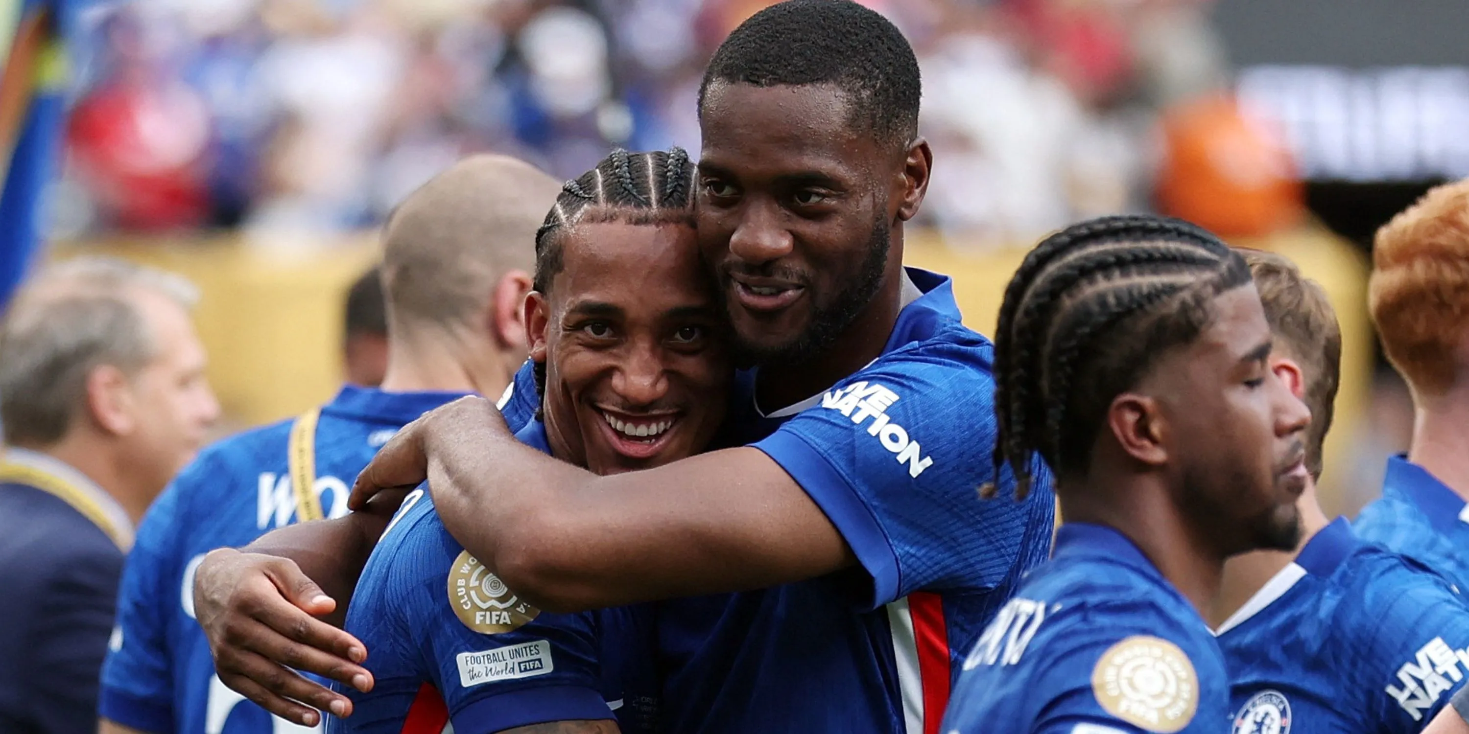 Tosin Adarabioyo và Joao Pedro của Chelsea ăn mừng, thể hiện chiều sâu đội hình tấn công.