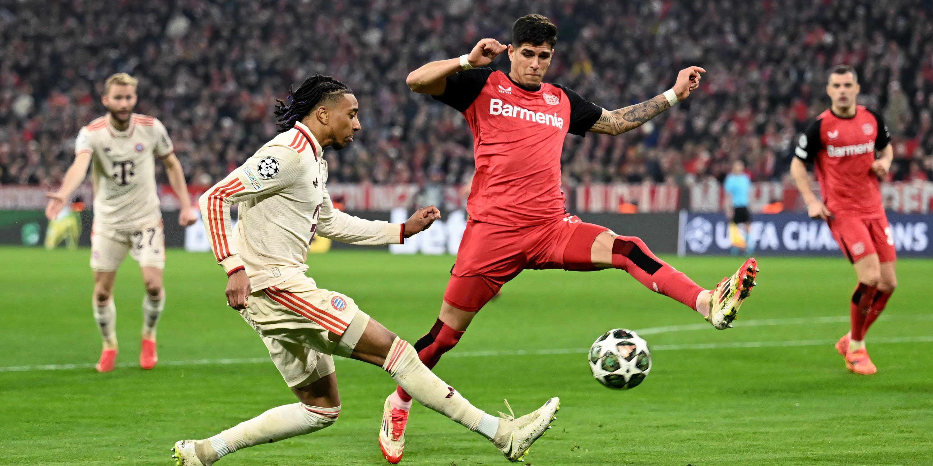 Trung vệ Piero Hincapié trong màu áo Bayer Leverkusen, thể hiện khả năng cầm bóng và chuyền.