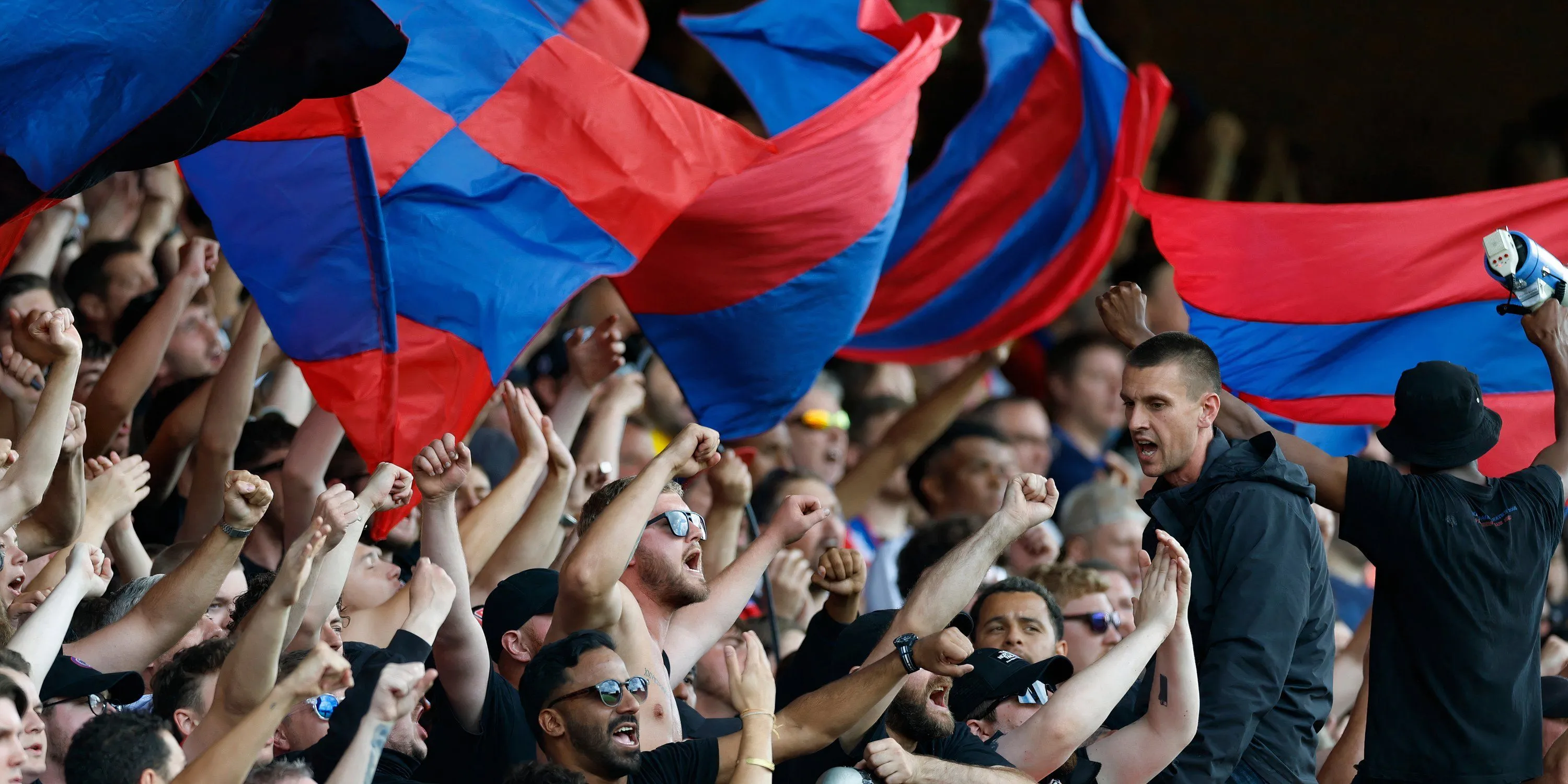 Cờ góc hình chữ nhật theo quy định của UEFA tại các giải đấu châu Âu, trái ngược với truyền thống FA Cup