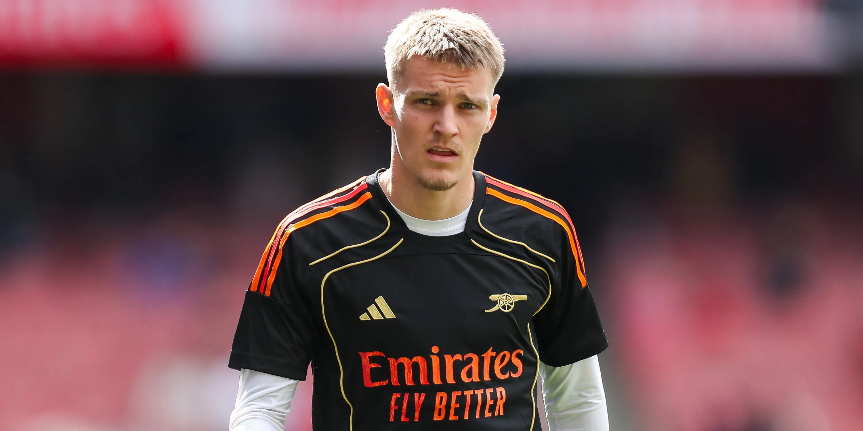 Đội trưởng Martin Odegaard của Arsenal khởi động trước trận đấu