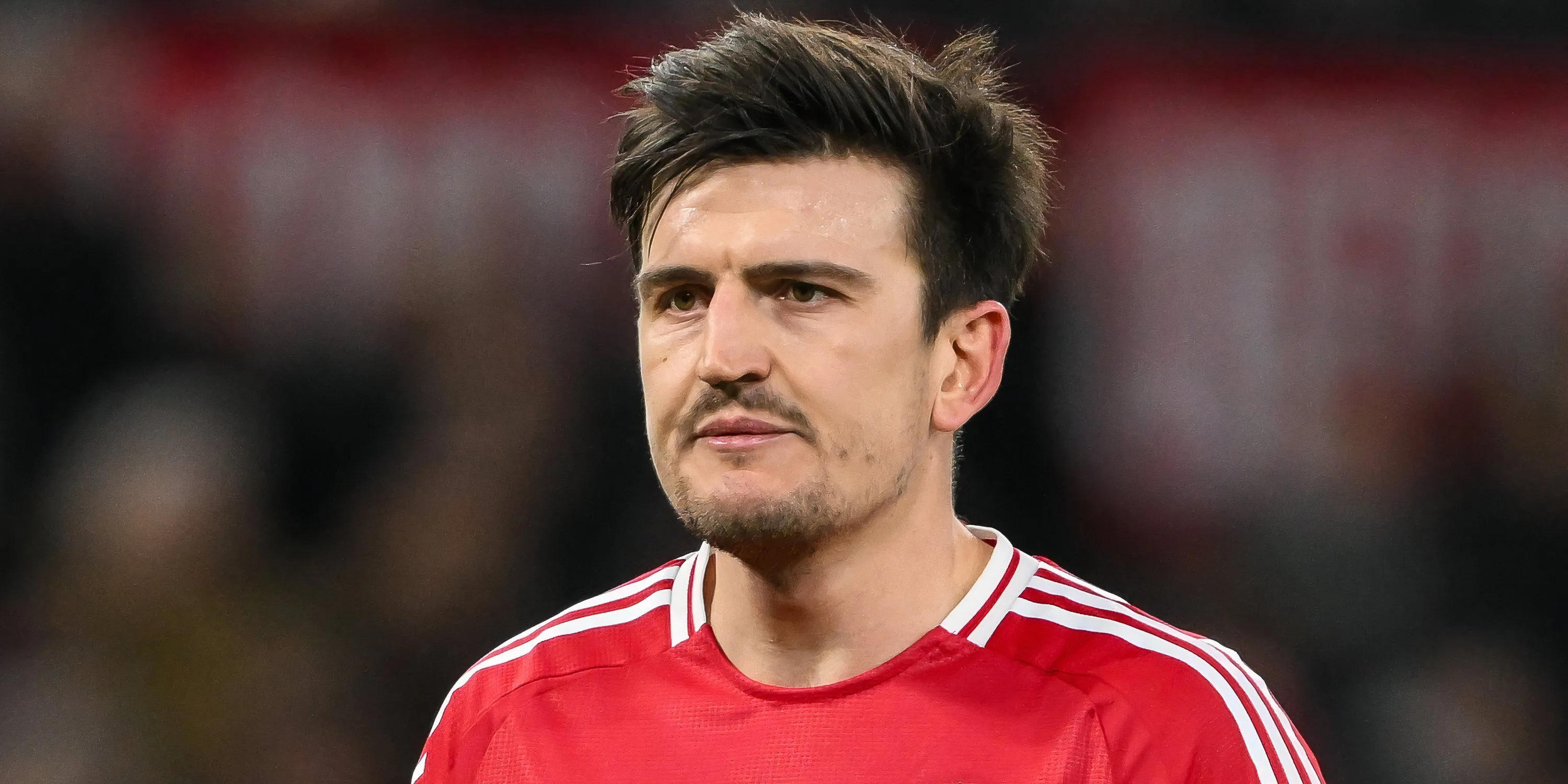 Harry Maguire trong màu áo Manchester United với vai trò thủ lĩnh hàng phòng ngự