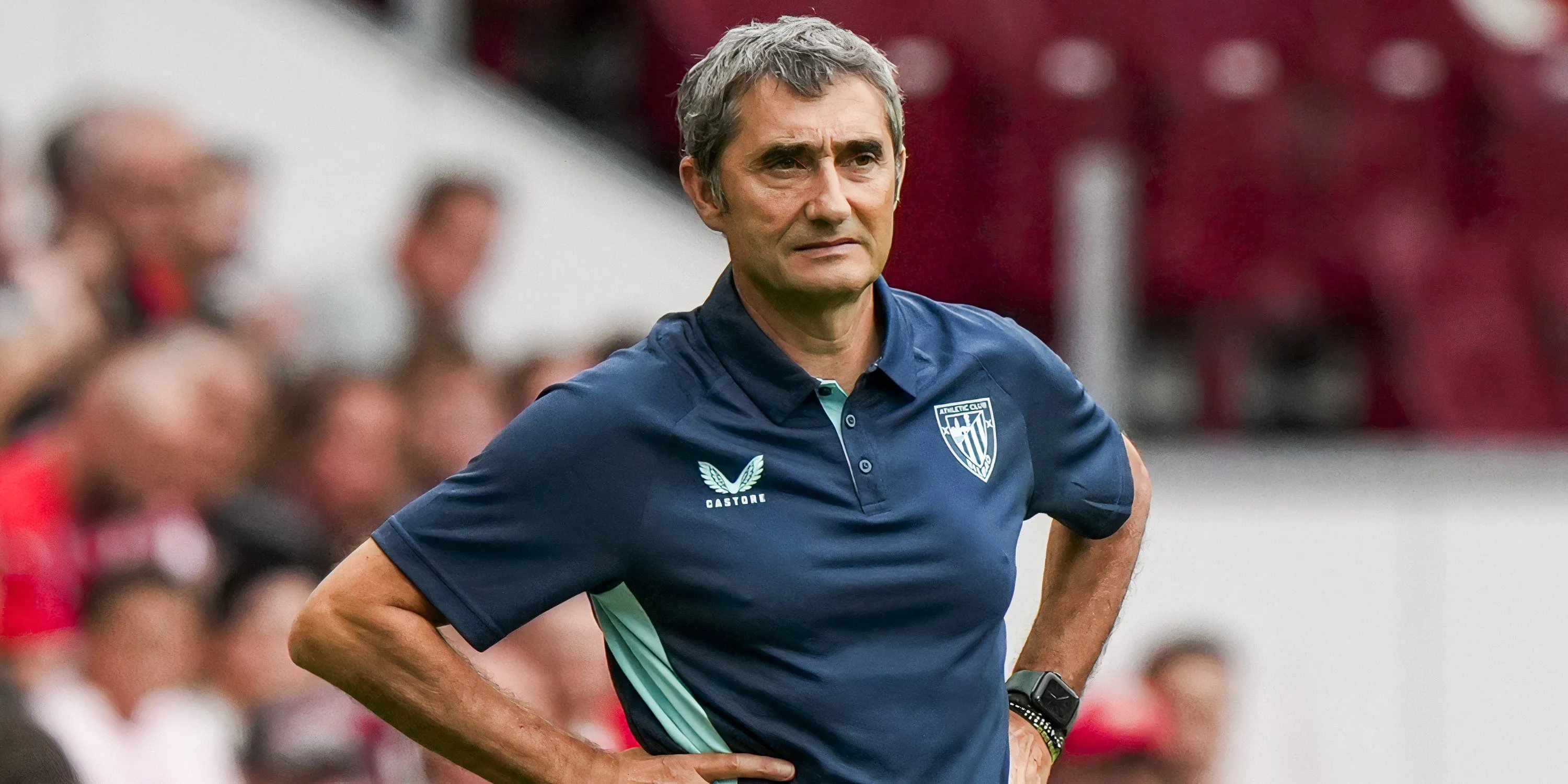 HLV Ernesto Valverde của Athletic Bilbao chỉ đạo ngoài đường biên