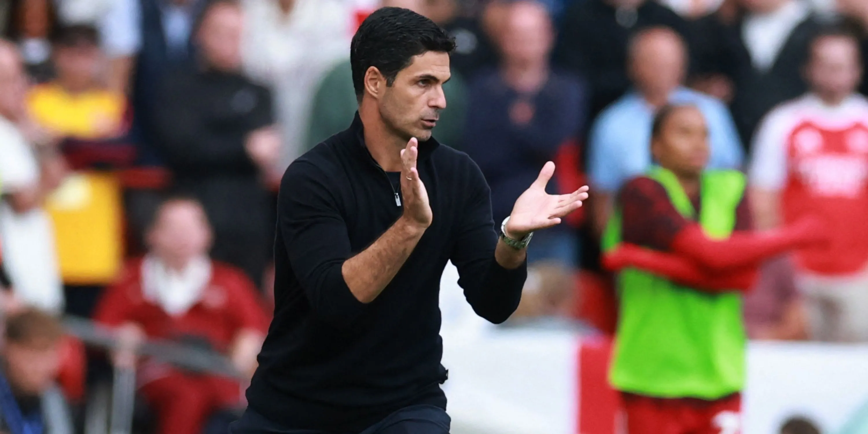 HLV Mikel Arteta của Arsenal tại khu vực kỹ thuật